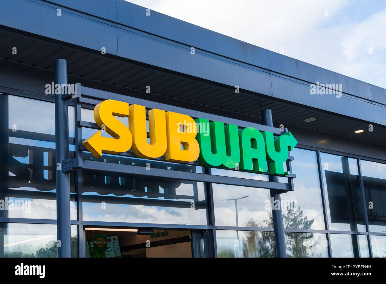 Newport, Shropshire, Großbritannien – 17. Oktober 2024: Außenschilder der globalen Fast-Food-Restaurantkette Subway Stockfoto