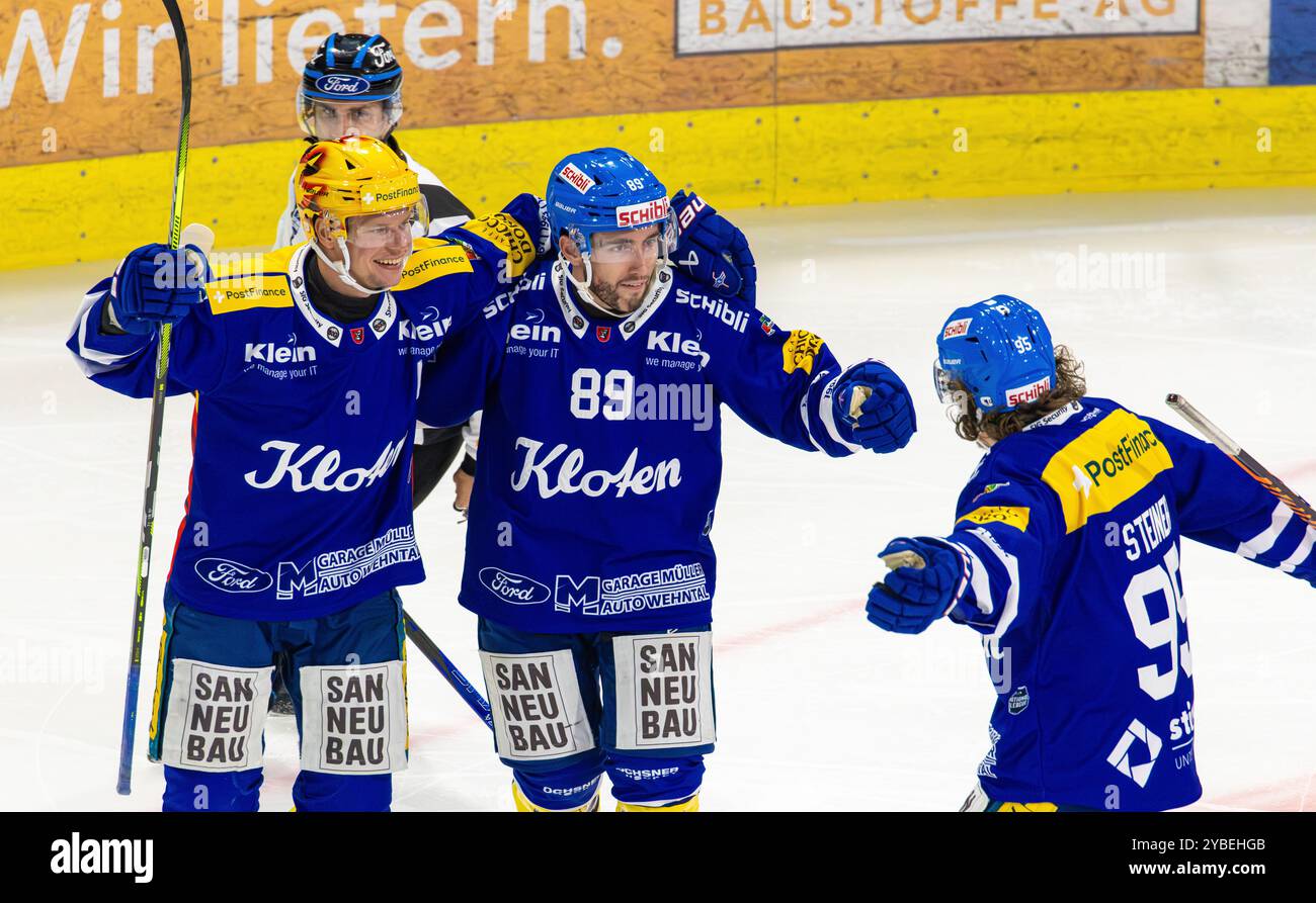 Kloten, Schweiz, 18. Oktober 2024: Kloten feiert in der 4. Spielminute. #89 Daniel Audette erzielt das 1:0. Torschütze Miro Aaltonen und #95 Nicholas Steiner gratulieren. (Foto: Andreas Haas/dieBildmanufaktur) Credit: DieBildmanufaktur/Alamy Live News Stockfoto