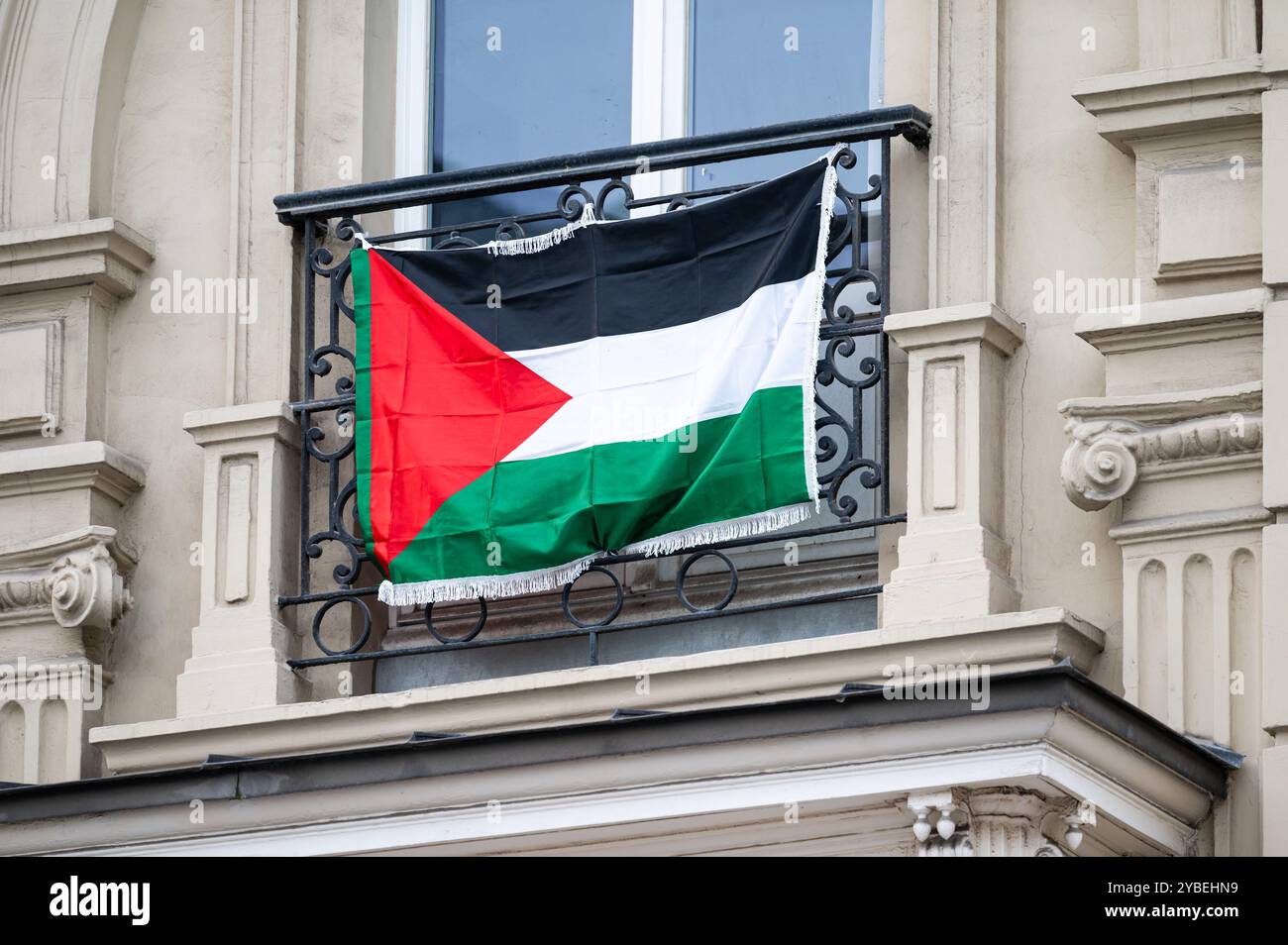 Palästinensische Flagge an einer historischen Fassade im Stadtzentrum von Brüssel, Belgien, 16. Oktober 2024 Stockfoto