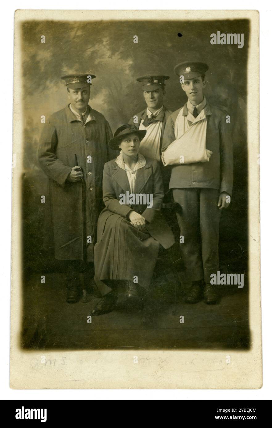 Ursprüngliche Postkarte aus der Zeit des 1. Weltkriegs mit verletzten Soldaten, posiert für ein Foto mit einer jungen Dame, Freundin, Frau oder Schwester die Soldaten warten darauf, zur Behandlung und Erholung ins Rote Kreuz Krankenhaus in Kineton, Warwickshire, Großbritannien geschickt zu werden wahrscheinlich aus Bristol Gebiet, veröffentlicht Bristol 8 Nov 1916. Soldat aus dem Ersten Weltkrieg Soldaten aus dem Ersten Weltkrieg. Stockfoto