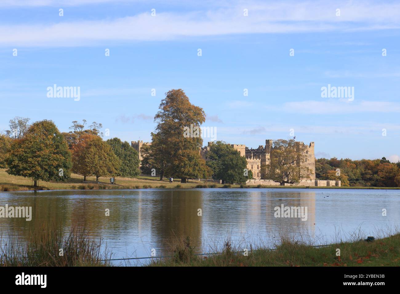 Raby Castle vom See. Raby ist eine mittelalterliche Burg in der Nähe von Staindrop im County Durham, England. Stockfoto