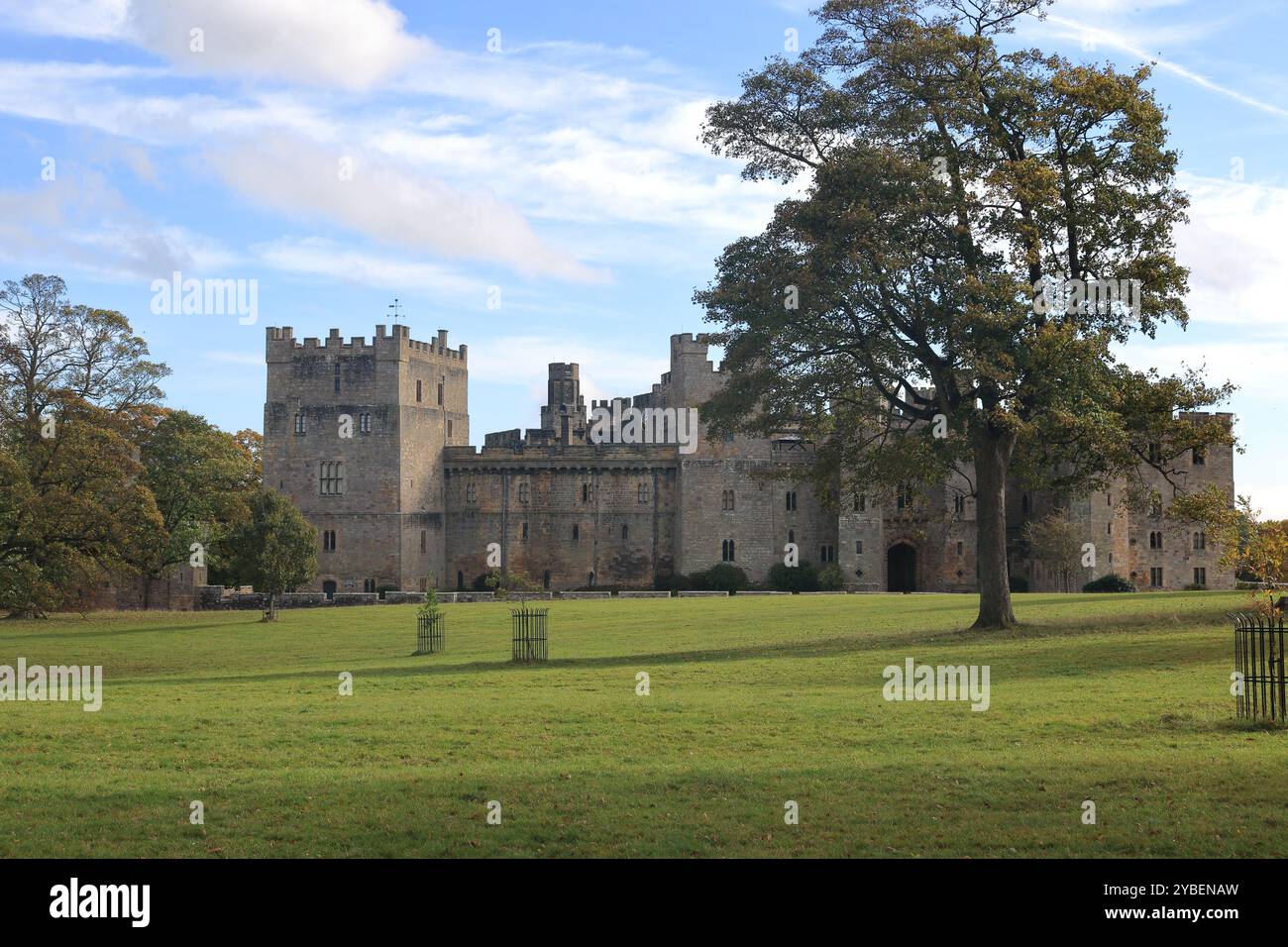 Raby Castle ist eine mittelalterliche Burg in der Nähe von Staindrop im County Durham, England, inmitten eines 200 Hektar großen Hirschparks. Stockfoto