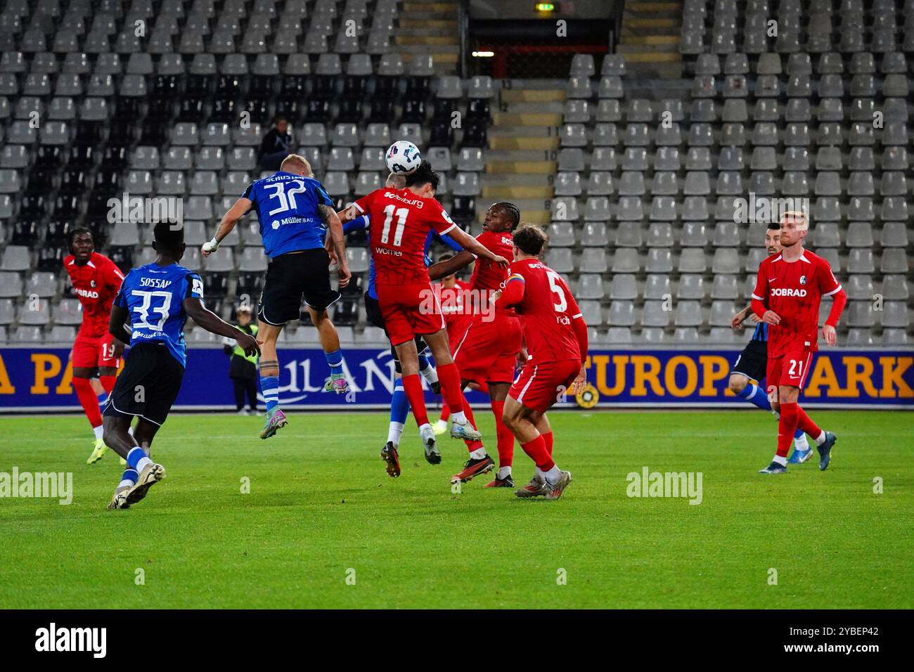 Freiburg Im Breisgau, Deutschland. Oktober 2024. Marco W?rner (SC Freiburg II Nr. 11) der mit dem Kopf aus kl?rt Regionalliga S?dwest: SC Freiburg II vs. SV Eintracht-Trier, Dreisamstadion, Freiburg am 18.10.2024 DFB-VORSCHRIFTEN VERBIETEN JEDE VERWENDUNG VON FOTOGRAFIEN ALS BILDSEQUENZEN UND/ODER QUASI-VIDEO. Quelle: dpa/Alamy Live News Stockfoto