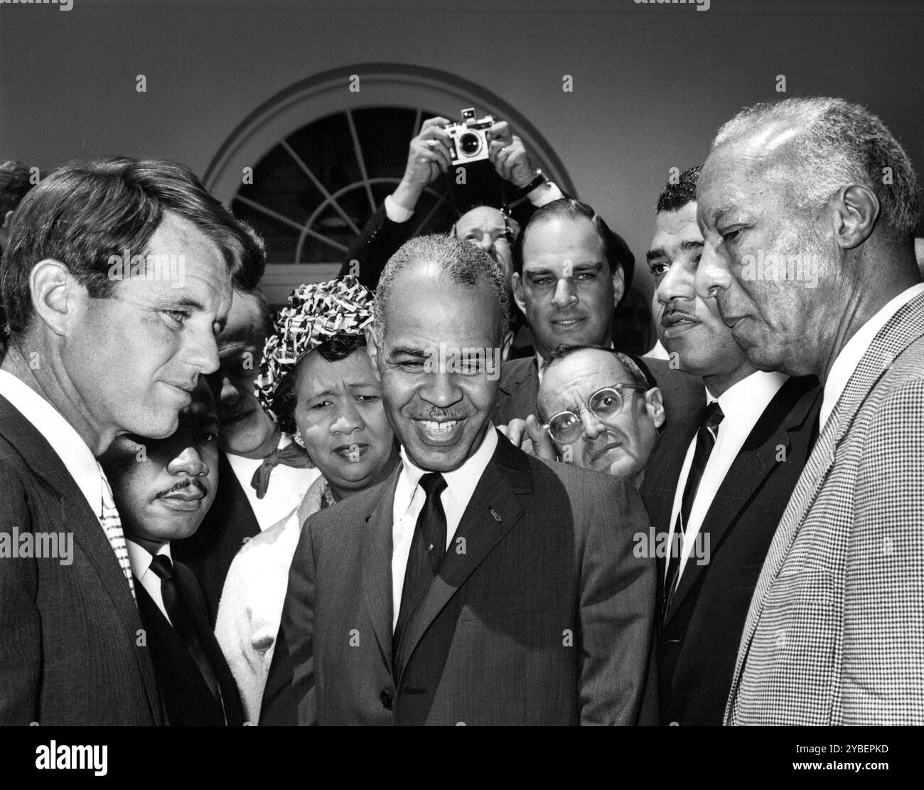Generalstaatsanwalt Robert F. Kennedy Treffen mit Bürgerrechtschefs Martin Luther King Jr., Dorothy Height, Roy Wilkins, Whitney M. Young, A. Philip Randolph, Rose Garden, Weißes Haus, Washington, D.C. USA, Abbie Rowe, Fotos des Weißen Hauses, Juni 22,1963 Stockfoto