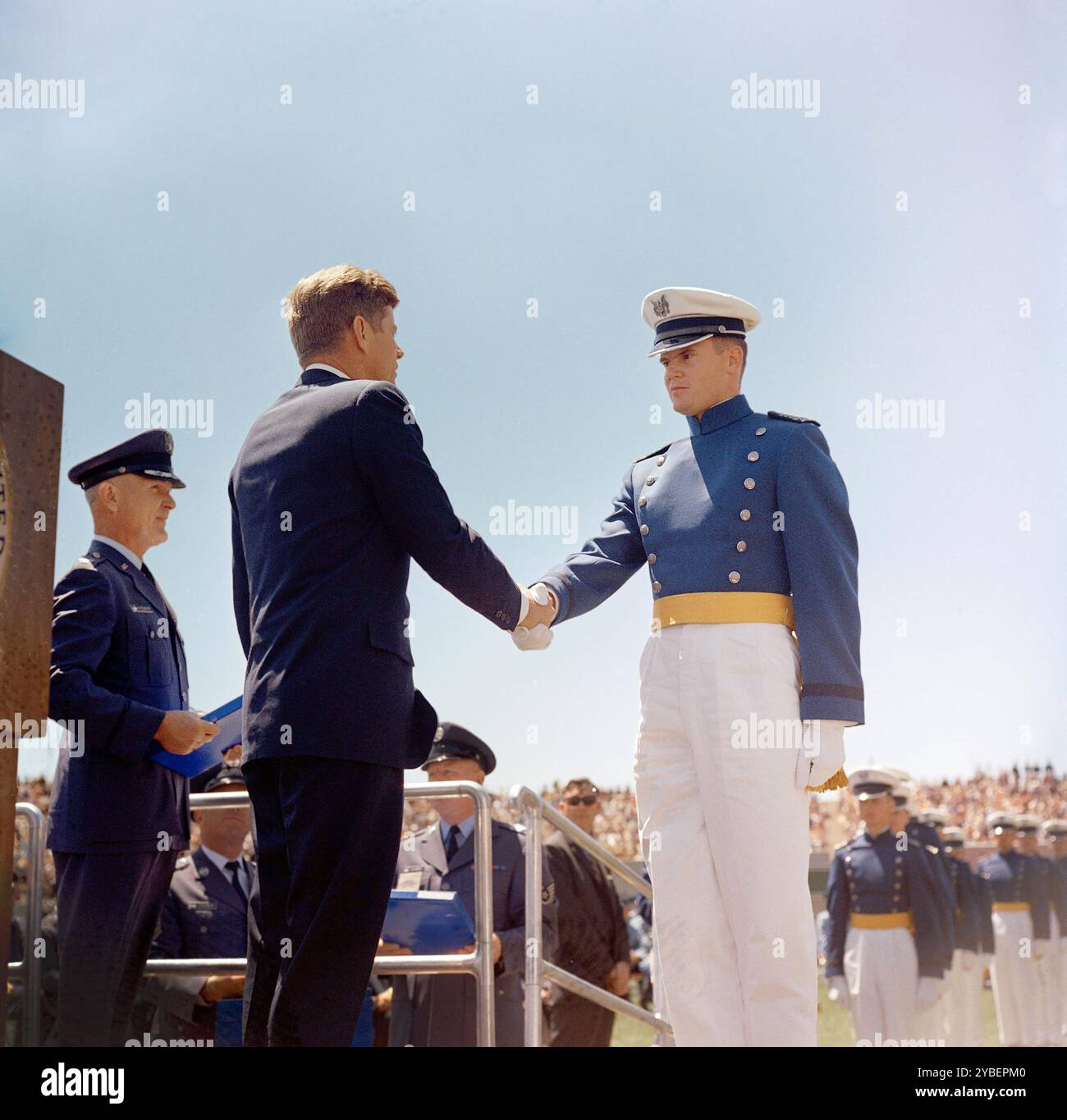 US-Präsident John F. Kennedy (links) schüttelt während der ersten Übungen für die fünfte Abschlussklasse die Hand mit einem unbekannten Kadett, Falcon Stadium, U.S. Air Force Academy, Colorado Springs, Colorado, USA, Robert Knudsen, Fotos Des Weißen Hauses, 5. Juni 1963 Stockfoto