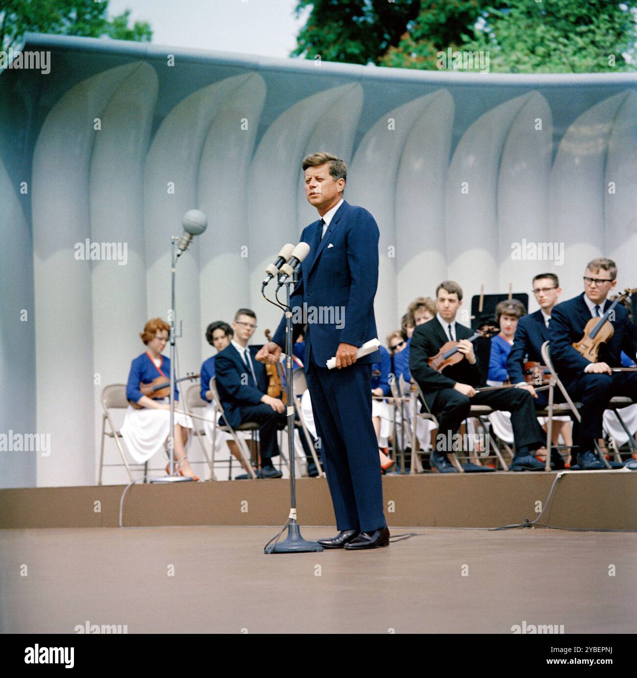 US-Präsident John F. Kennedy hielt während der Aufführung des Central Kentucky Youth Symphony Orchestra, South Lawn, Weißen Hauses, Washington, D.C. USA, Robert Knudsen, Fotografien des Weißen Hauses, 22. April 1963 Stockfoto