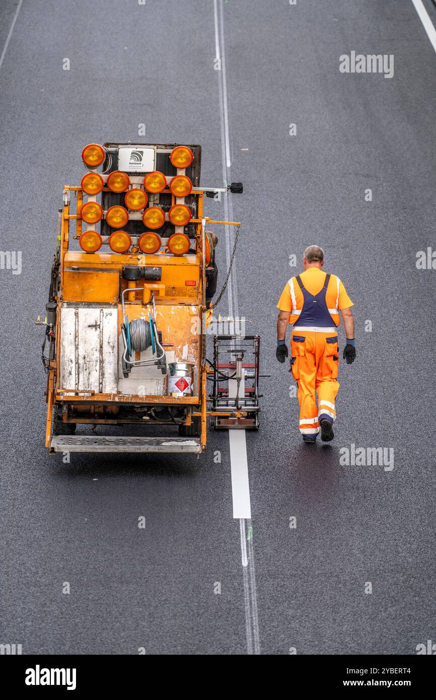 Markierungsarbeiten nach dem Aufbringen von neuem Flüsterasphalt Decke für die Autobahn A40, im Stadtgebiet von Essen, Fahrtrichtung Dortmund, 95,000 Quadratmeter offenporiger Asphalt werden, auf einer Strecke von rund 6 KM aufbringen, die Autobahn wird dafür 1 Woche gesperrt, Busspur, NRW, Deutschland, Autobahn Asphaltierung *** Markierungsarbeiten nach dem Aufbringen einer neuen Flüsterasphaltfläche für die Autobahn A40, im Stadtgebiet Essen, Richtung Dortmund, 95.000 Quadratmeter poröser Asphalt werden über eine Entfernung von ca. 6 KM aufgebracht, die Autobahn wird für 1 Woche gesperrt, Bus l Stockfoto