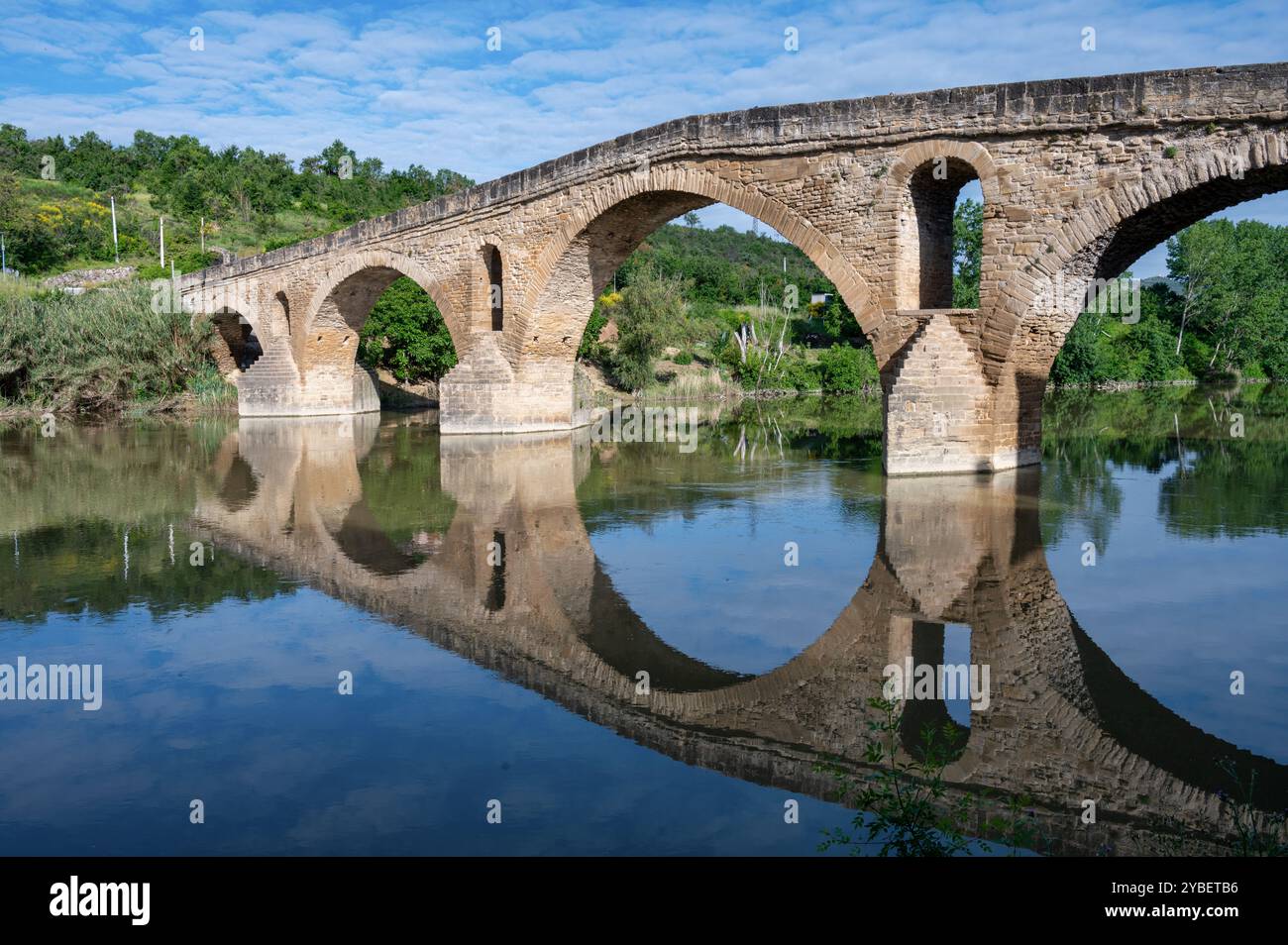 Puente La Reinas Piligrammbrücke und Spiegelreflexe in der Arge Stockfoto