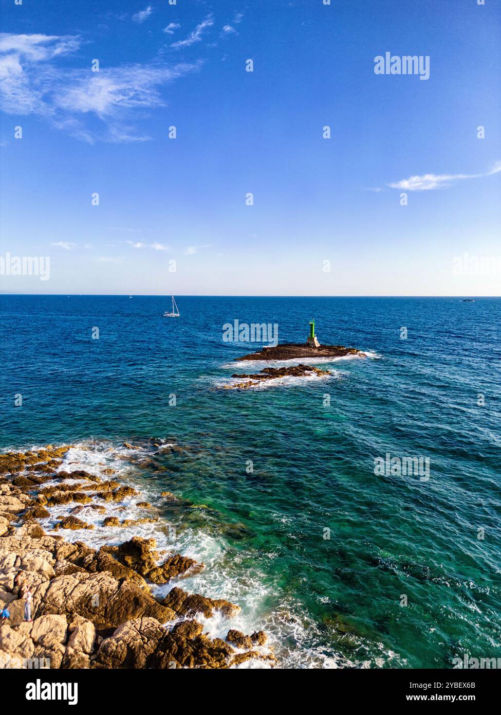 Aus der Vogelperspektive auf die Halbinsel Punta Planka mit grünem Leuchtturm auf der anderen Insel, wo die südlichen und nördlichen Meeresströmungen aufeinander treffen Stockfoto