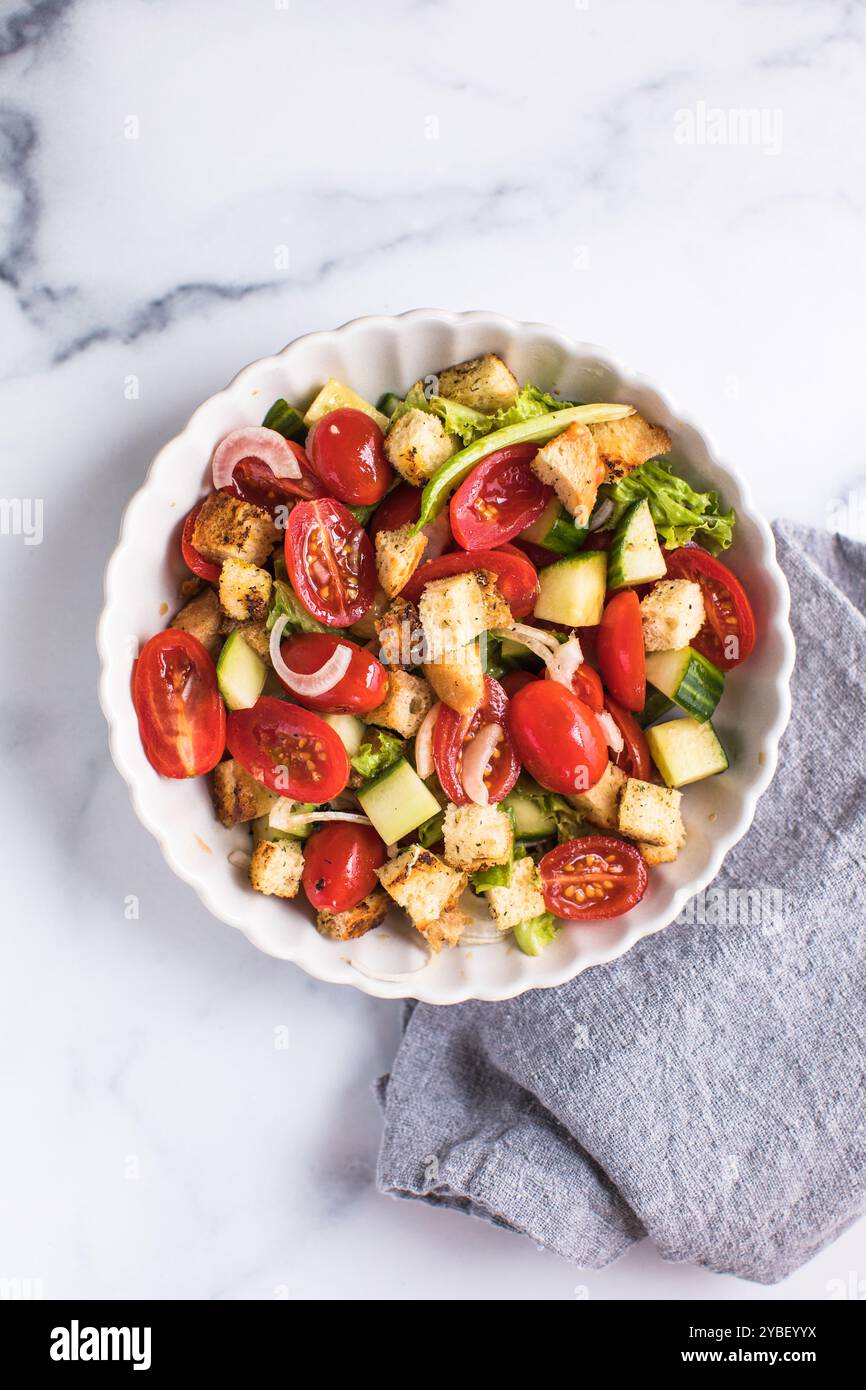 Toskanische Panzanella, traditioneller italienischer Salat mit Tomaten und Brot. Vegetarischer Panzanella-Salat. Mediterrane gesunde Lebensmittel. Stockfoto