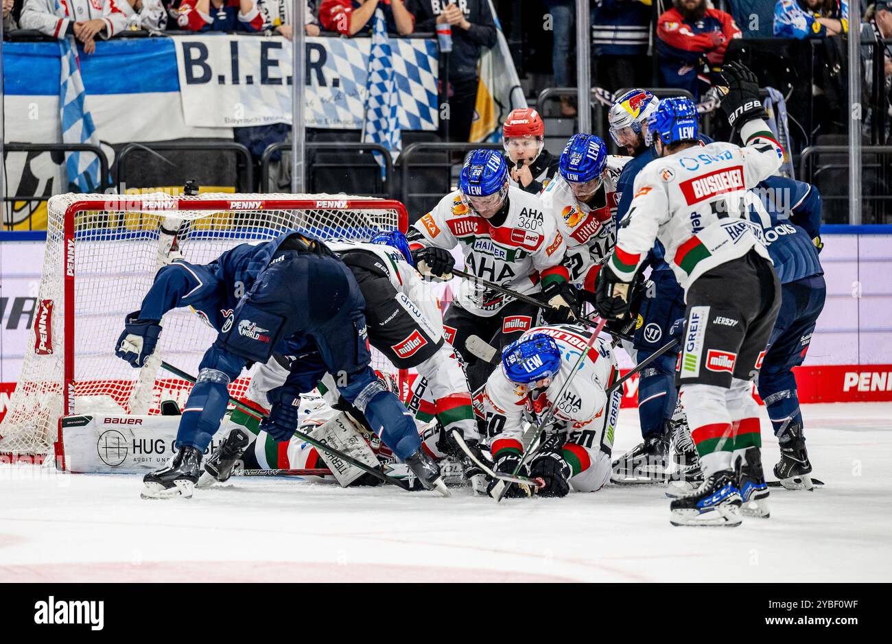 Kein Durchkommen auch in dieser Szene für die Münchner gegen die Augsburger Defensive. GER, EHC Red Bull München gegen Augsburger Panther, Eishockey, DEL, 10. Spieltag, Saison 2024/2025, 18.10.2024. Foto: Eibner-Pressefoto/Heike Feiner Stockfoto