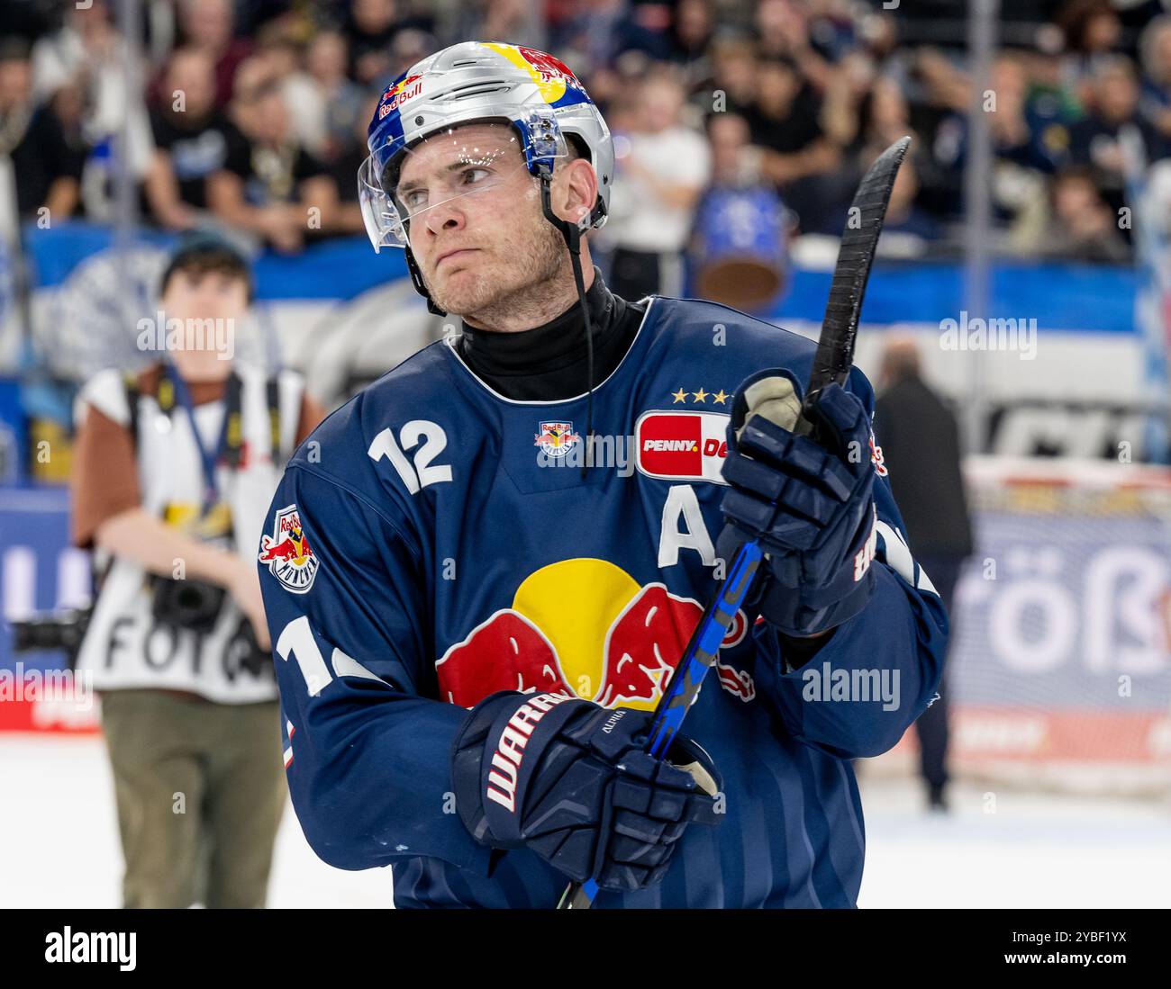 Ben Smith (EHC Red Bull München, #12) ist enttaeuscht nach der Niederlage. GER, EHC Red Bull München gegen Augsburger Panther, Eishockey, DEL, 10. Spieltag, Saison 2024/2025, 18.10.2024. Foto: Eibner-Pressefoto/Heike Feiner Stockfoto