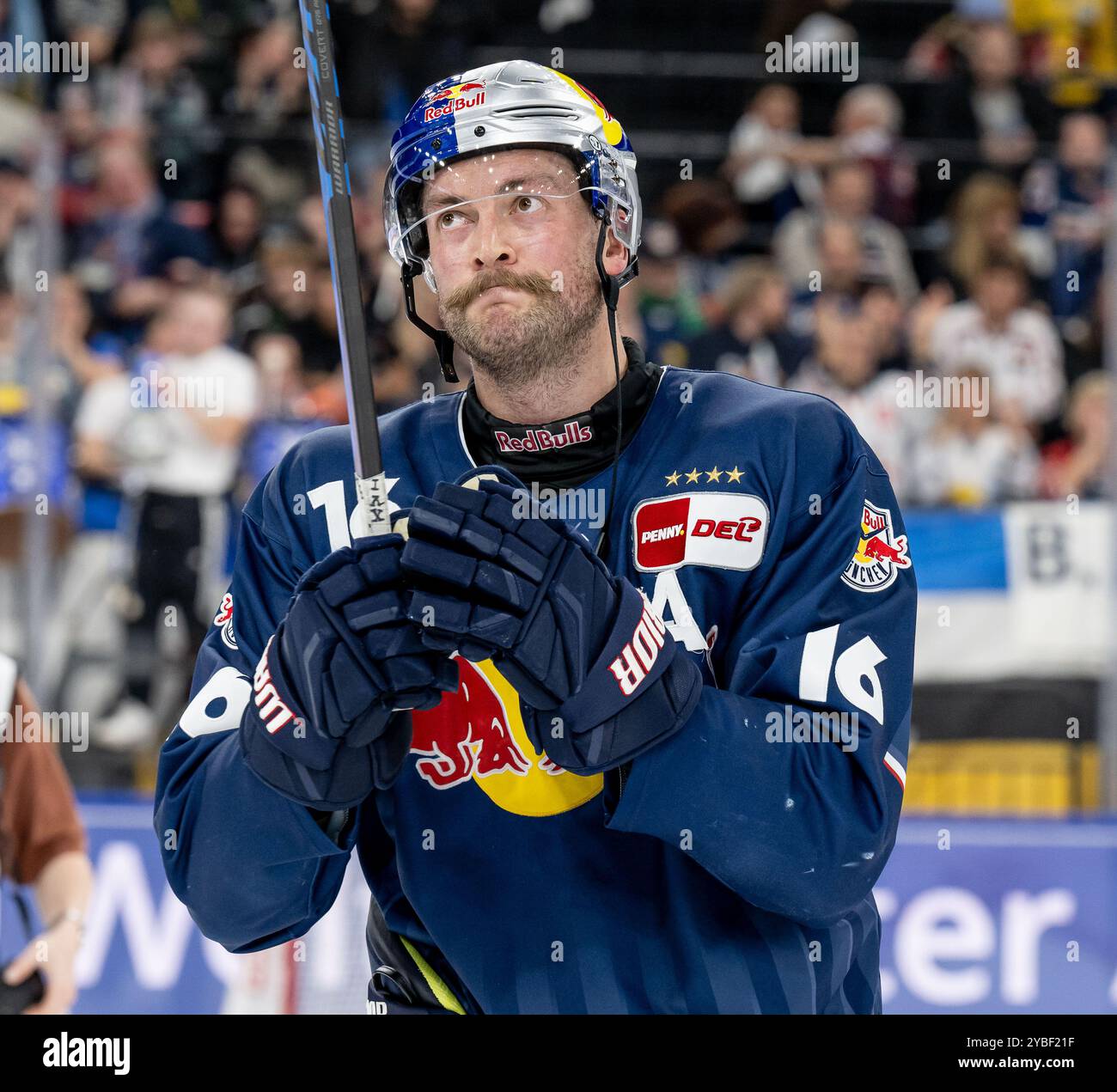 Konrad Abeltshauser (EHC Red Bull München, #16) ist enttaeuscht nach der Niederlage. GER, EHC Red Bull München gegen Augsburger Panther, Eishockey, DEL, 10. Spieltag, Saison 2024/2025, 18.10.2024. Foto: Eibner-Pressefoto/Heike Feiner Stockfoto