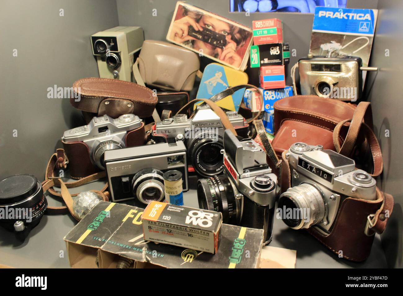 Berlin, Deutschland - 3. Juli 2015: Sammlung von Vintage-Kameras und Fotoausrüstung aus der Mitte des 20. Jahrhunderts im DDR-Museum. Hohe Qualität Stockfoto Berlin, Deutschland - 3. Juli 2015: Sammlung von Vintage-Kameras und Fotoausrüstung aus der Mitte des 20. Jahrhunderts im DDR-Museum. Hohe Qualität Stockfoto