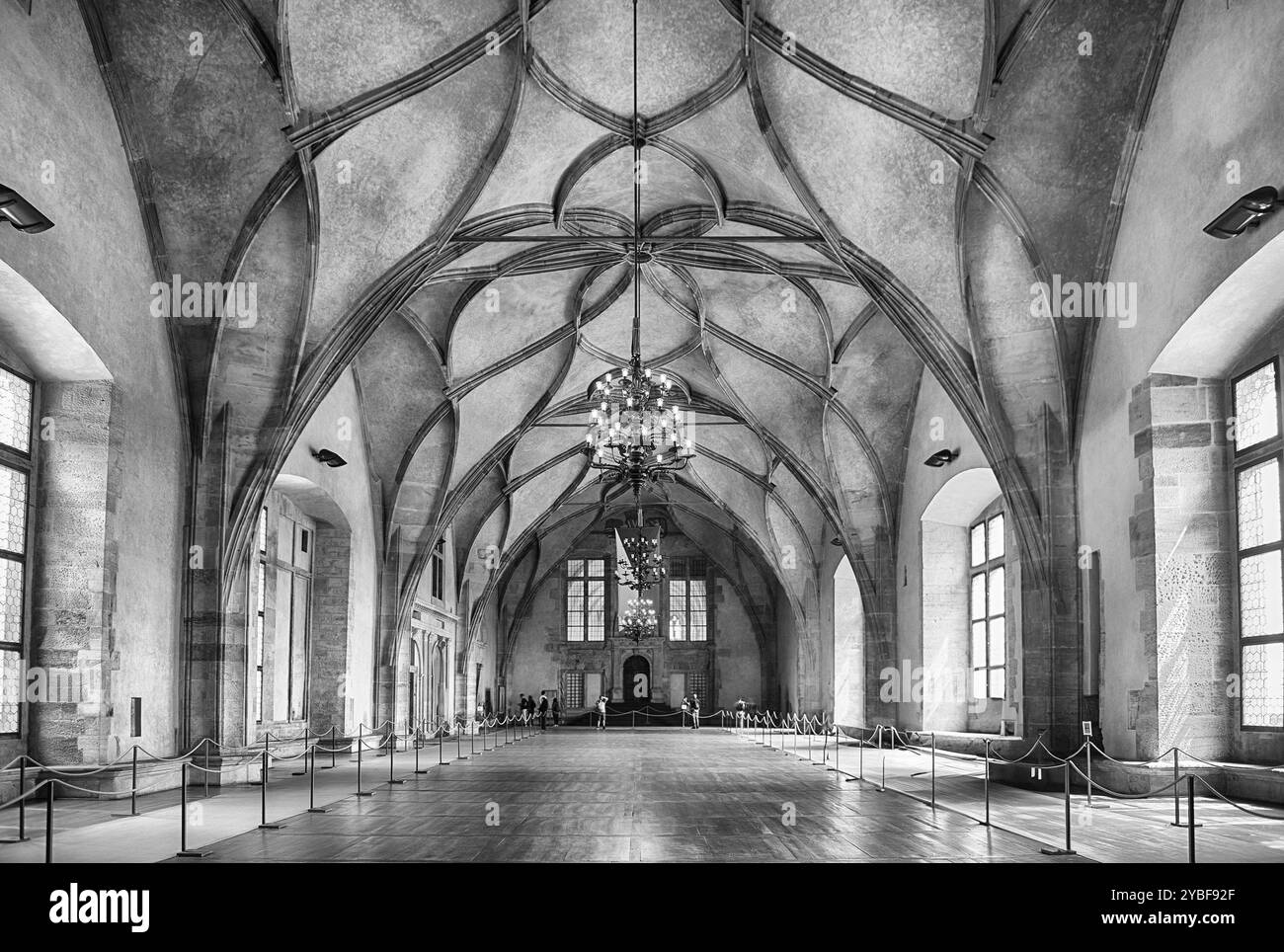 PRAG - 11. MAI 2024: Das beeindruckende Innere des Alten Königspalastes, ein Wahrzeichen gotischer Architektur in der Prager Burg, Tschechien Stockfoto