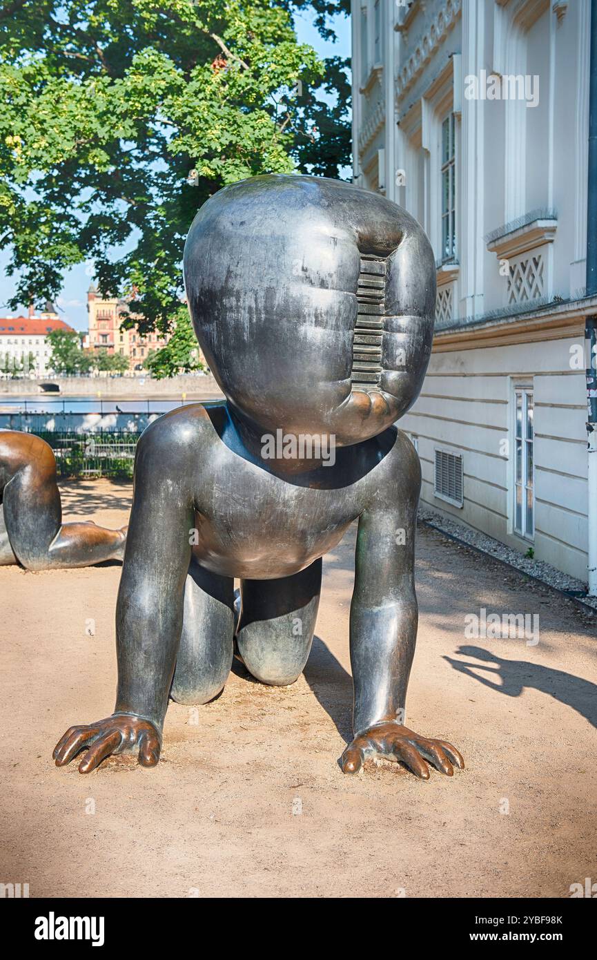 PRAG - 11. MAI 2024: Bronzestatue eines krabbelnden Babys mit einem Barcodekopf von David Cherny im Kampa Park, einem beliebten Ort für Einheimische und Touristen t Stockfoto