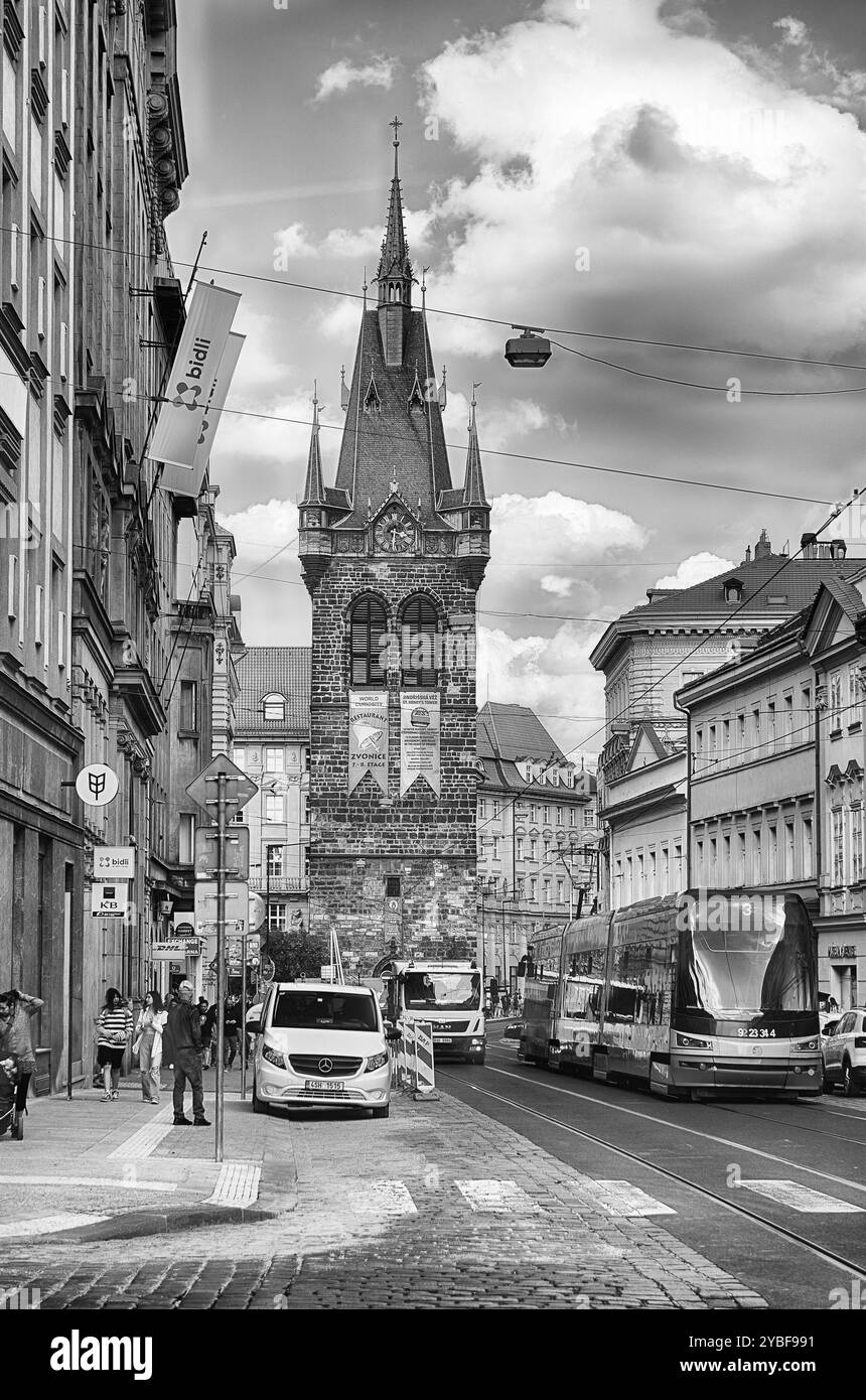 PRAG - 12. MAI 2024: Moderne rot-weiße Straßenbahn fährt an einem bewölkten Sommertag am Pulverturm in Prag, Tschechien, vorbei Stockfoto PRAG - 12. MAI 2024: Moderne rot-weiße Straßenbahn fährt an einem bewölkten Sommertag am Pulverturm in Prag, Tschechien, vorbei Stockfoto