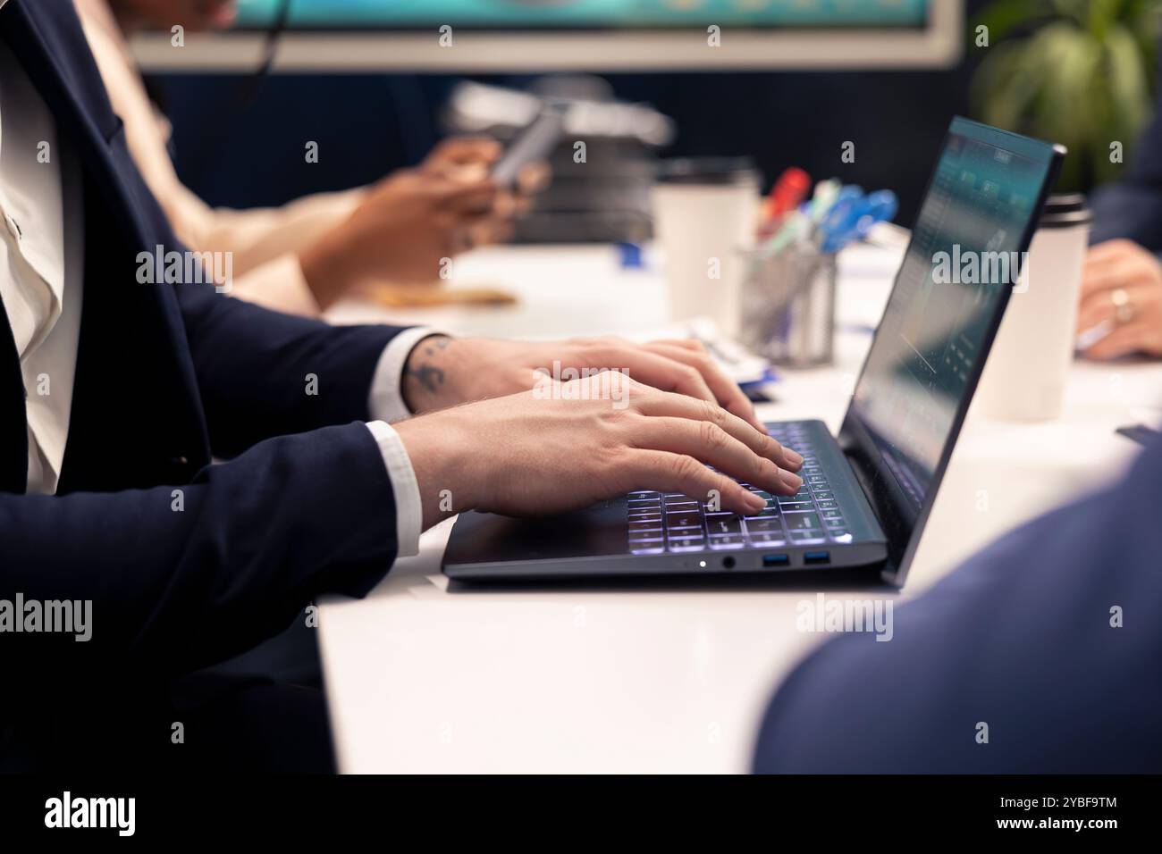 Geschäftspartner arbeiten in einem Konferenzraum an einem Projekt zusammen und prüfen Leistungskennzahlen und Erfolgsindikatoren, um den Fortschritt zu messen. Mitarbeiter, die Unternehmensziele erreichen. Stockfoto