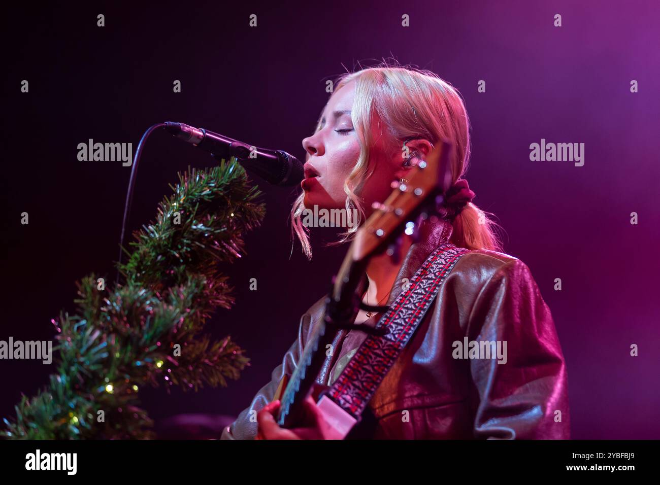 Glasgow, Schottland. Oktober 2024. Nina Nesbitt spielt die letzte Show ihrer Mountain Music Tour im Old Fruitmarket. Das neueste Album Mountain Music ist das erste Album, das die schottische Sängerin/Songwriterin auf ihrem eigenen Label Apple Tree Records veröffentlicht hat. Stockfoto