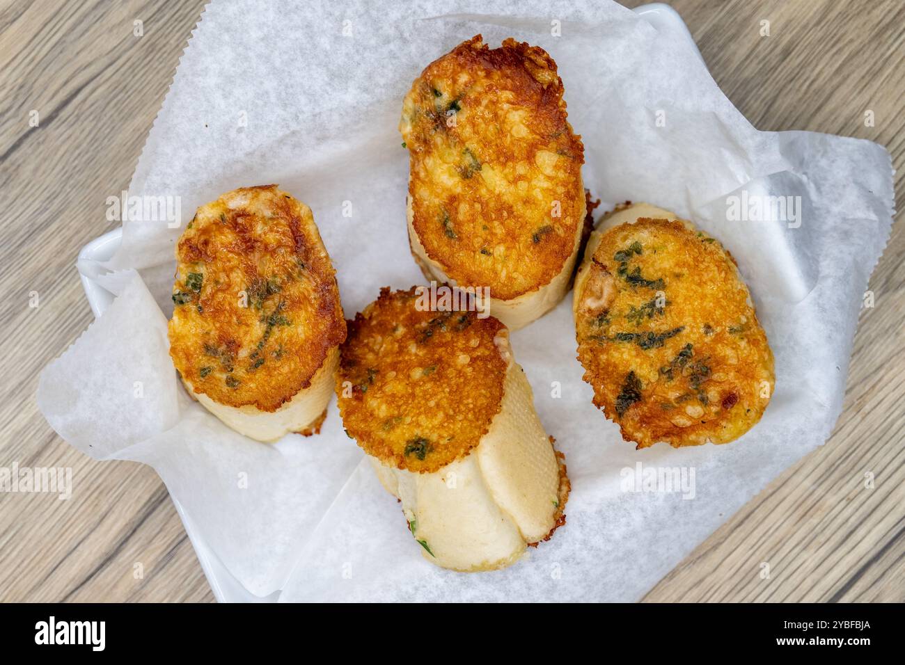 Blick von oben auf köstlich aussehendes Knoblauchbrot, das als Vorspeise zum Abendessen gegessen werden kann. Stockfoto