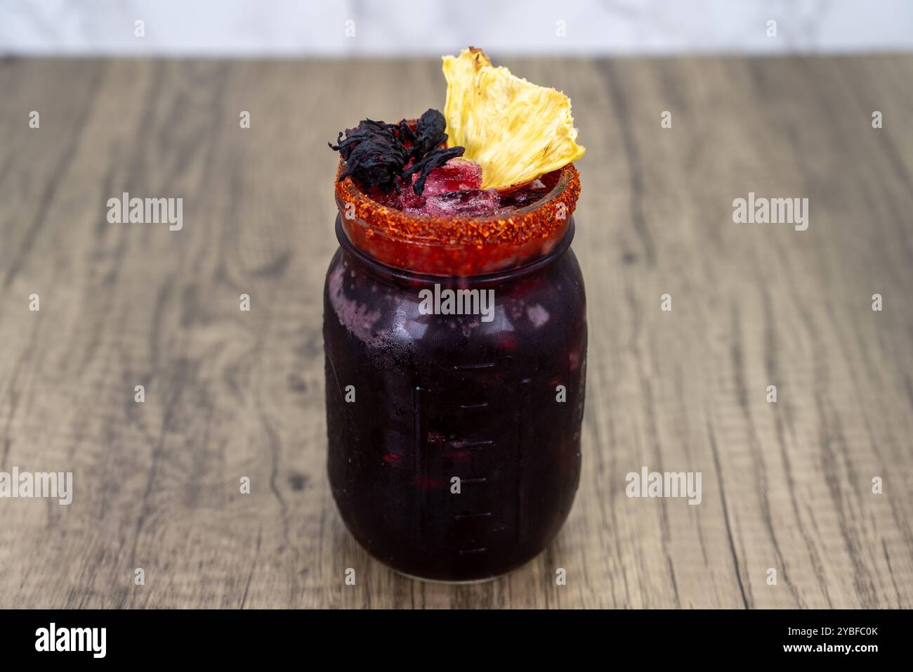 Süße jamaikanische Margarita, serviert im Glas und mit Orange belegt. Stockfoto