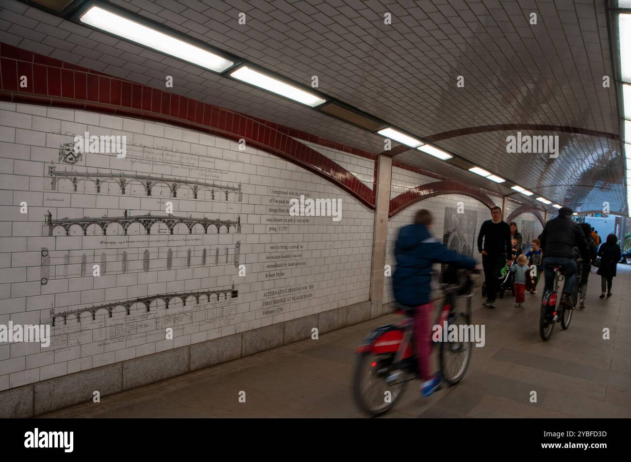 Fahrräder und Fußgänger in der Unterführung der Blackfriars Bridge, Southbank, London, Großbritannien Stockfoto