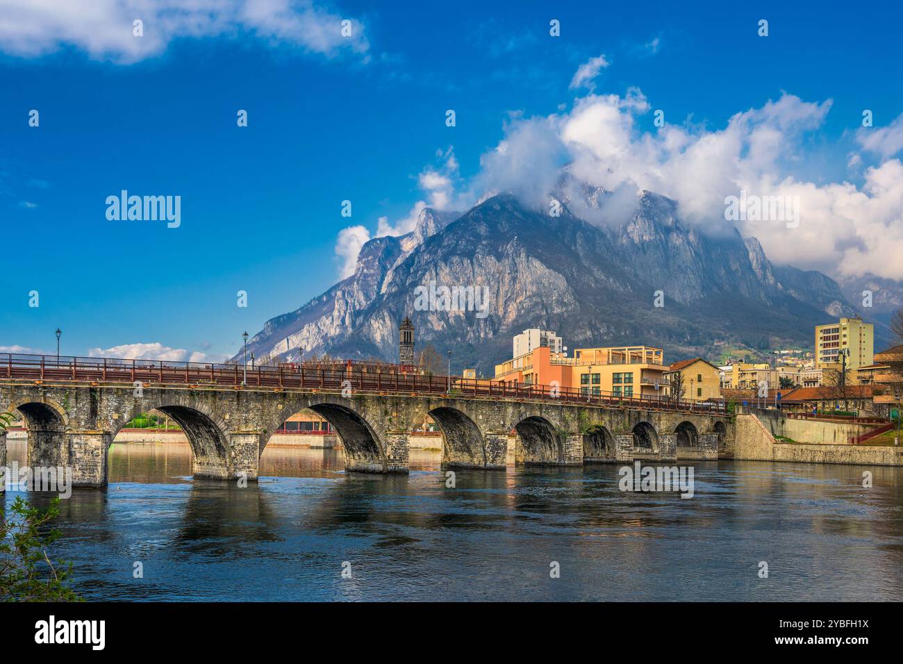 Brücke in Lecco am Comer See, Italien Stockfoto