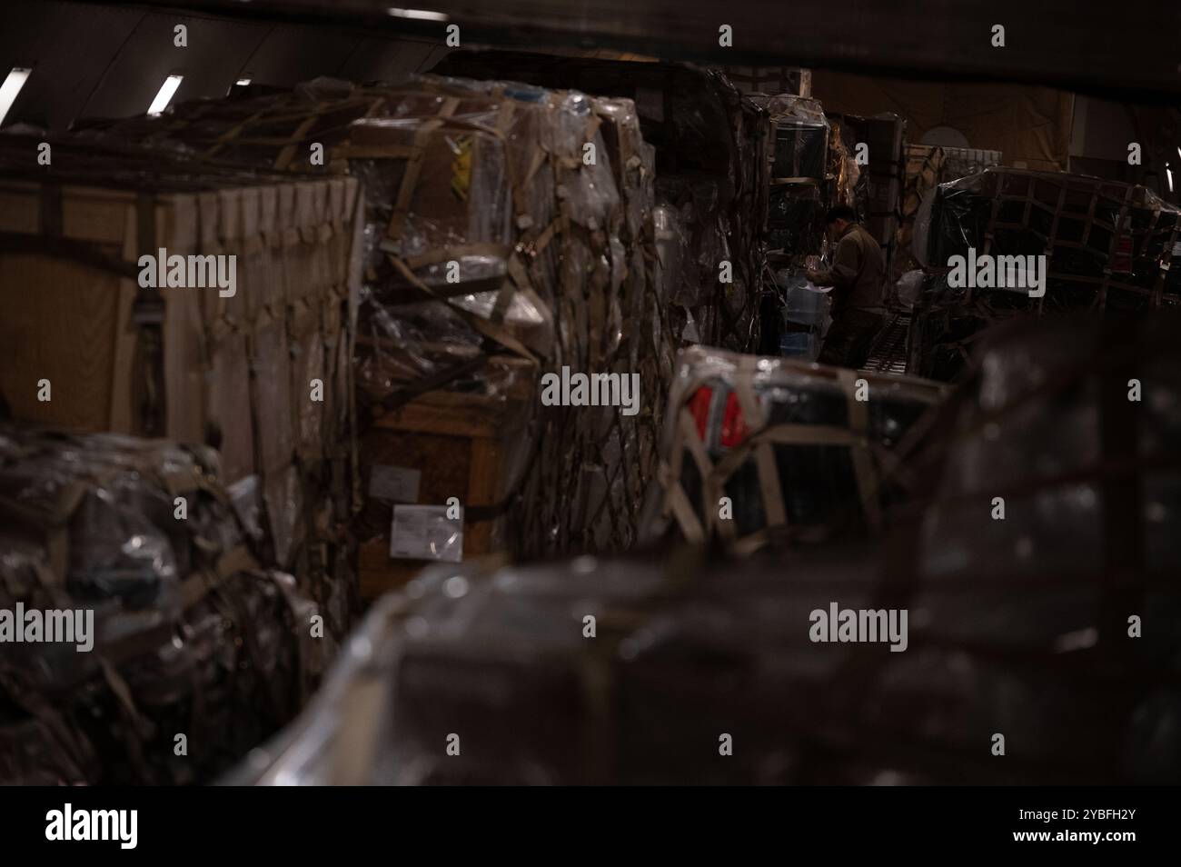 Ein Team Dover-Mitglied überprüft die Fracht auf der Dover Air Force Base, Delaware, 18. Oktober 2024. Die 436th Aerial Port Squadron erhielt, verarbeitete und palettierte Fracht, die in Trockeneis verpackte Packungen mit Verbrauchsmaterialien enthielt, die innerhalb von 72 Stunden an das US European Command zur Verteilung an die Verteidigungskommissare geliefert wurden. (Foto der U.S. Air Force von Senior Airman Dieondiere Jefferies) Stockfoto