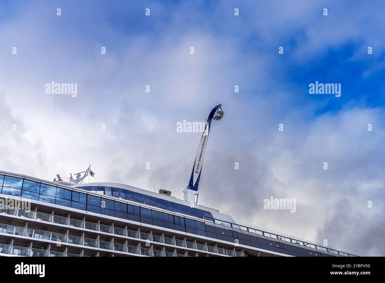 Sitka, Alaska, USA – 24. September 2024: Die North Star View Capsule wird von einem Kreuzfahrtschiff der Royal Caribbean über Ovation of the Seas gehoben. Stockfoto