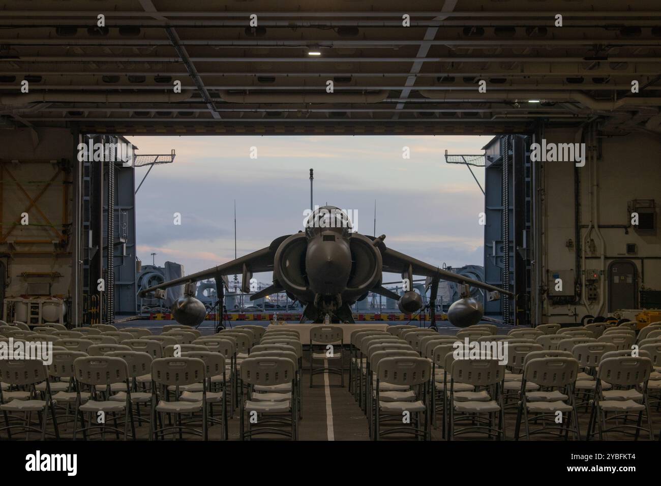 Barcelona, Spanien; 12. Oktober 24: VTOL-Flugzeug Harrier AV-8B am Hangar des Hubschrauberanlegeanks L-61 Juan Carlos I. Stockfoto