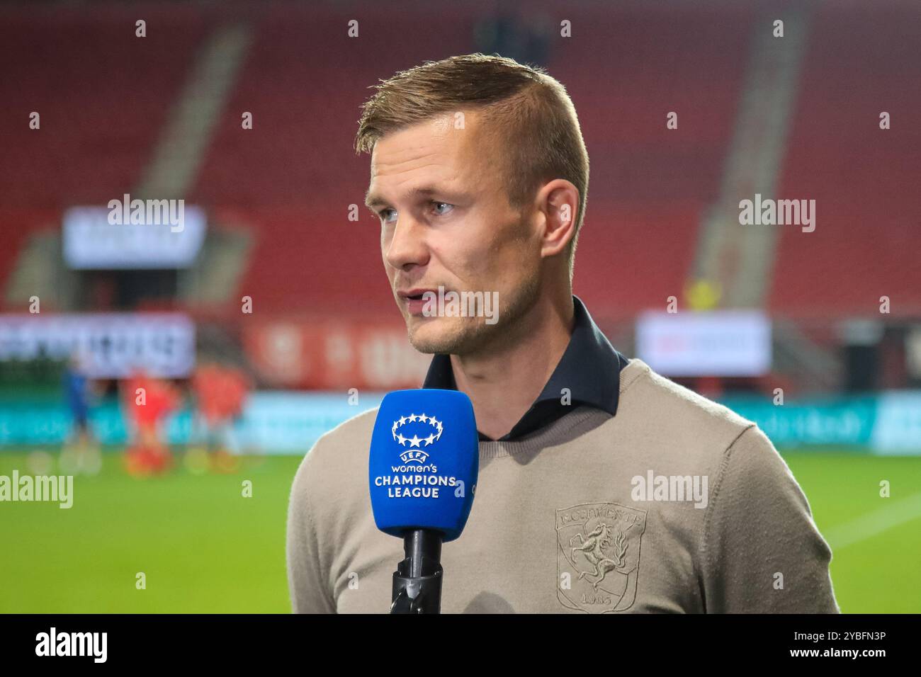 Enschede, Niederlande. Oktober 2024. Enschede, Niederlande, 17. Oktober 2024: Joran Pot (Cheftrainer des FC Twente) erhält ein Interview nach dem UEFA Women's Champions League Spiel zwischen dem FC Twente und Chelsea in de Grolsch Veste in Enschede, Niederlande. (Leiting Gao/SPP) Credit: SPP Sport Press Photo. /Alamy Live News Stockfoto