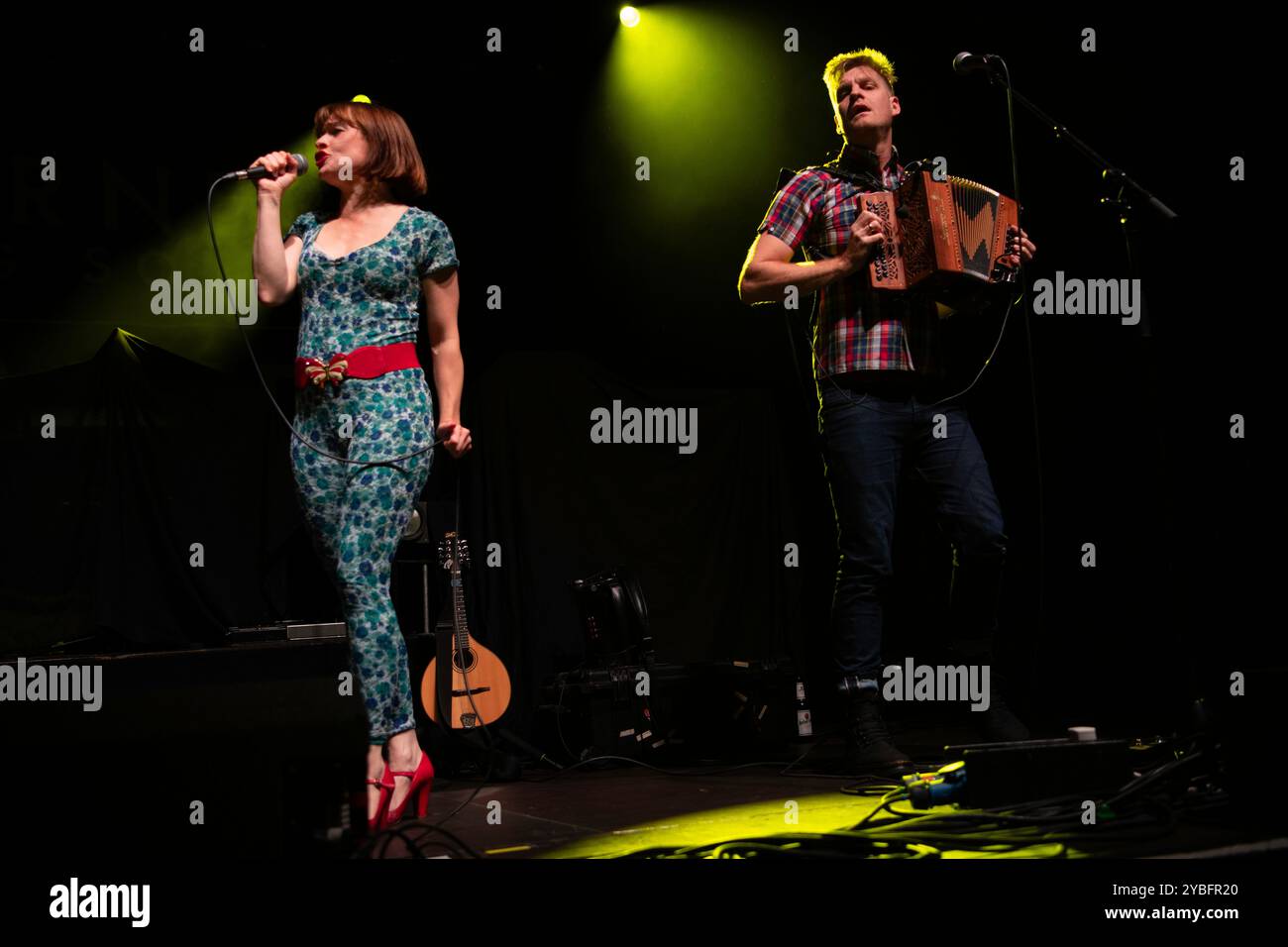 Die britische Folk-Rock-Band Skinny Lister trat live in der Coliumbiahalle in Berlin auf Stockfoto