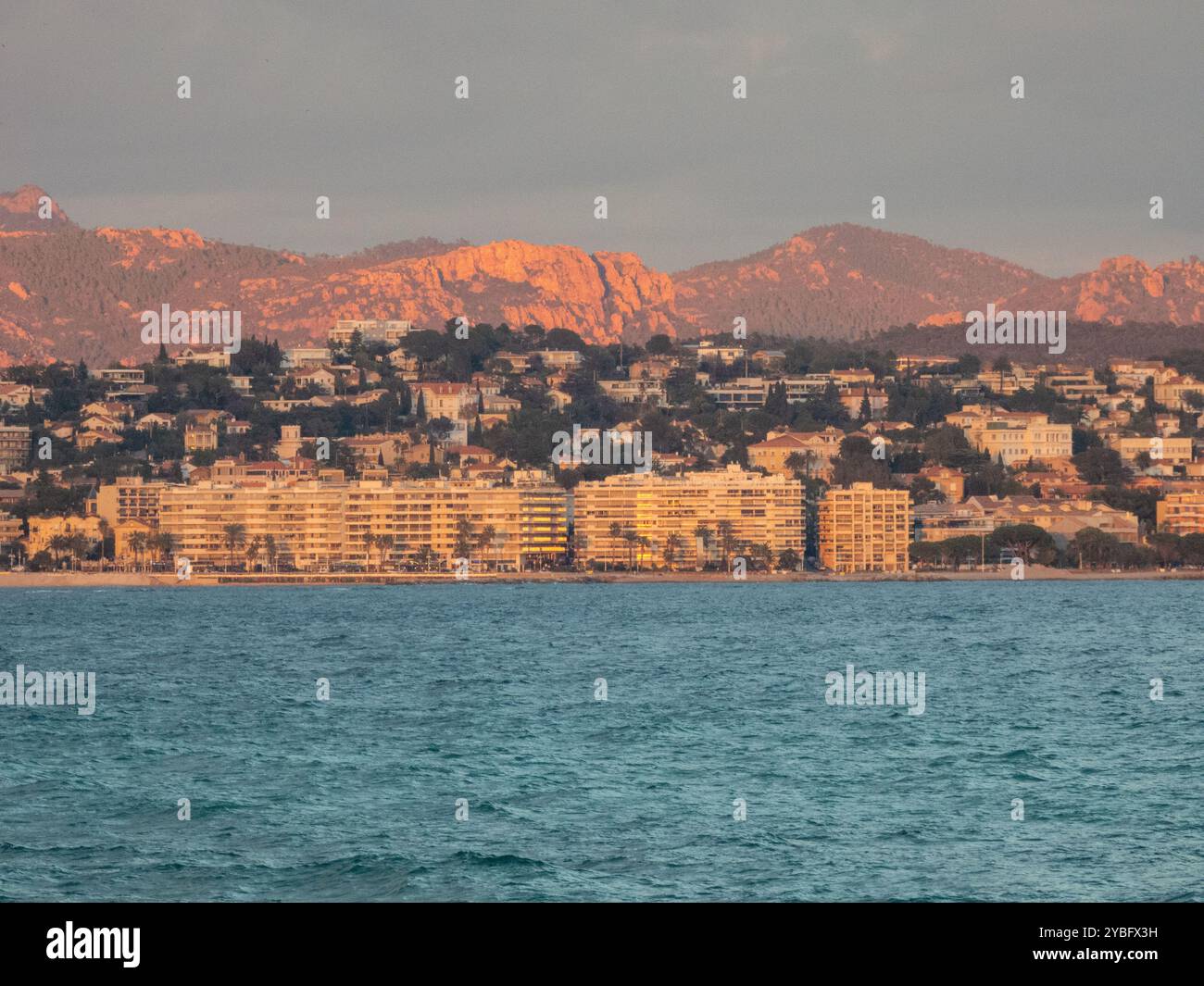 Fernsicht auf Saint-Raphaêl und Fréjus über das Meer. Stockfoto