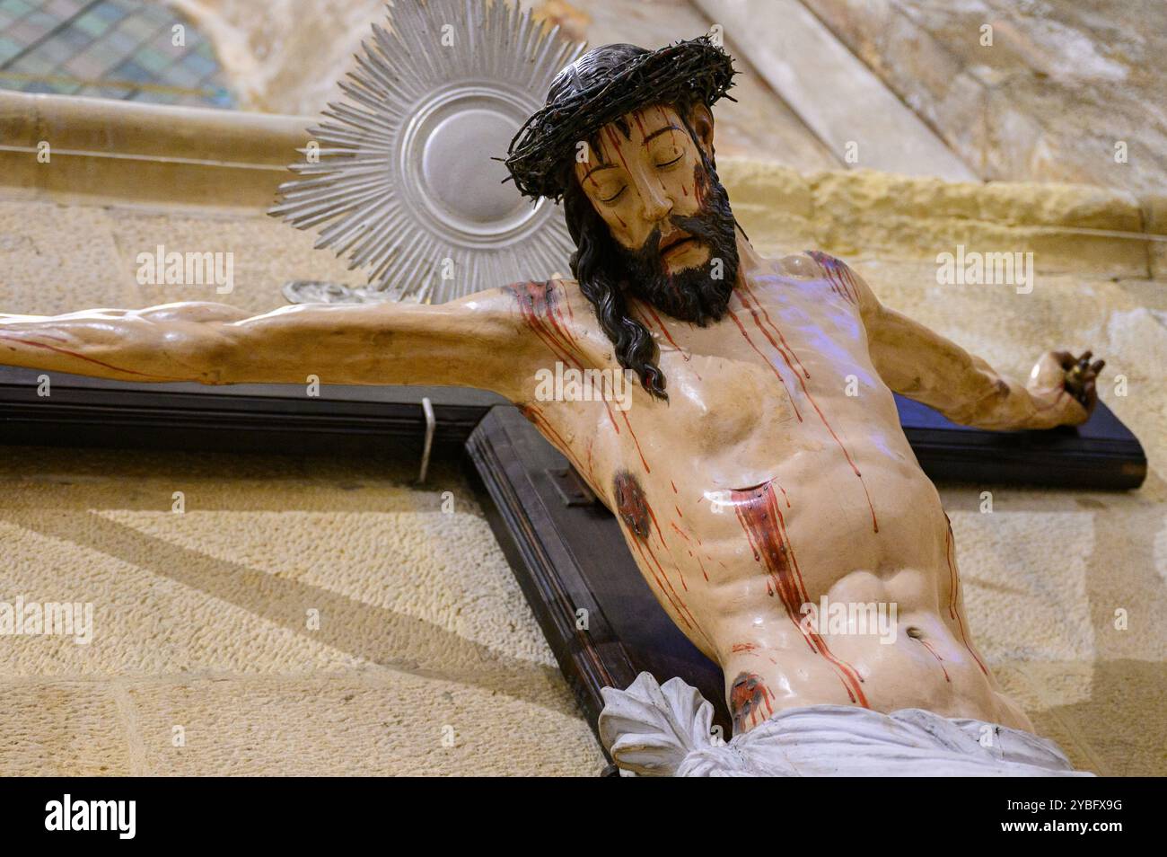 Jesus am Kreuz. Die Kathedrale Santa Maria Major (Sé de Lisboa) in Lissabon, Portugal. Stockfoto