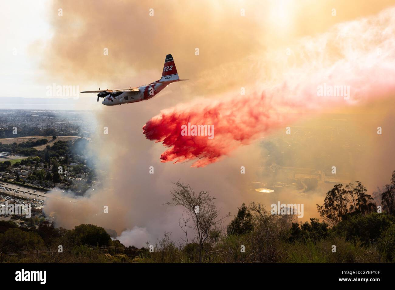 Oakland, Usa. Juli 2024. Das Feuerwehrflugzeug CAlFire fällt am Freitag, den 18. Oktober 2024, auf den Keller Brand in Oakland, Kalifornien, zurück. Das Feuer mit vier Alarmen beschädigte Häuser und wuchs auf etwa 10 Hektar an, bevor der Fortschritt des Feuers gestoppt wurde. Foto: Peter DaSilva/UPI Credit: UPI/Alamy Live News Stockfoto