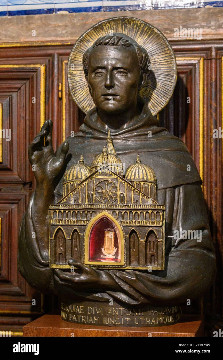 Der Heilige Antonius von Padua (mit der Basilika von Padua) – eine Statue mit Reliquien. Die Kathedrale Santa Maria Major (Sé de Lisboa) in Lissabon, Portugal. Stockfoto