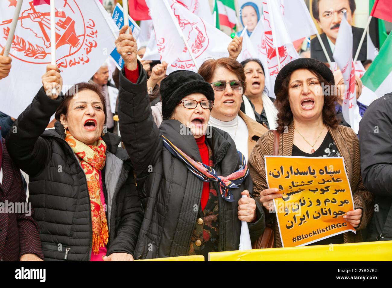 Brüssel, Belgien Oktober 2024. Eine Gruppe iranischer Demonstrantinnen singt während der Demonstration Slogans. Auf dem Gipfeltreffen der EU-Staats- und Regierungschefs des Europäischen Rates haben Iraner, Anhänger des Nationalen Widerstandsrates Irans (NCRI), eine Demonstration abgehalten, um die iranische Revolutionsgarde (IRGC) auf der EU-Terrorliste für ihre Rolle bei der Unterdrückung im Iran, der Kriegstreiber und dem Terrorismus im Ausland zu benennen. Quelle: SOPA Images Limited/Alamy Live News Stockfoto