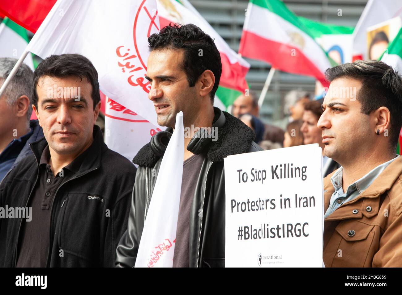 Brüssel, Belgien Oktober 2024. Ein Demonstrant hält ein Plakat mit der Aufschrift, das Töten der Demonstranten im Iran zu stoppen und die IRGC während der Demonstration auf die schwarze Liste zu setzen. Auf dem Gipfeltreffen der EU-Staats- und Regierungschefs des Europäischen Rates haben Iraner, Anhänger des Nationalen Widerstandsrates Irans (NCRI), eine Demonstration abgehalten, um die iranische Revolutionsgarde (IRGC) auf der EU-Terrorliste für ihre Rolle bei der Unterdrückung im Iran, der Kriegstreiber und dem Terrorismus im Ausland zu benennen. (Foto: Siavosh Hosseini/SOPA Images/SIPA USA) Credit: SIPA USA/Alamy Live News Stockfoto