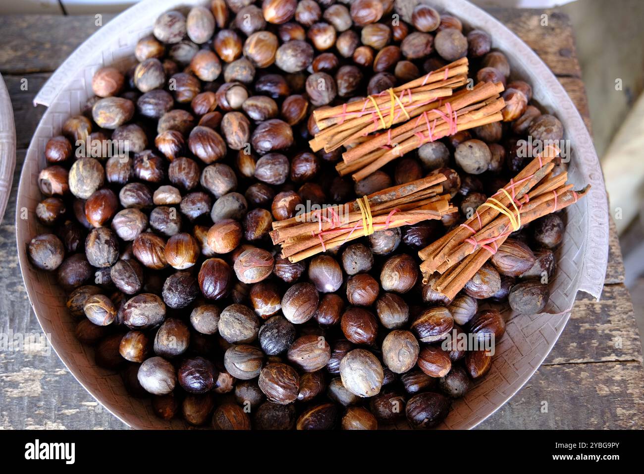 Indonesien Manado - Minahasa Regency - traditioneller Markt Tomohon - Muskatnuss und Zimt Stockfoto