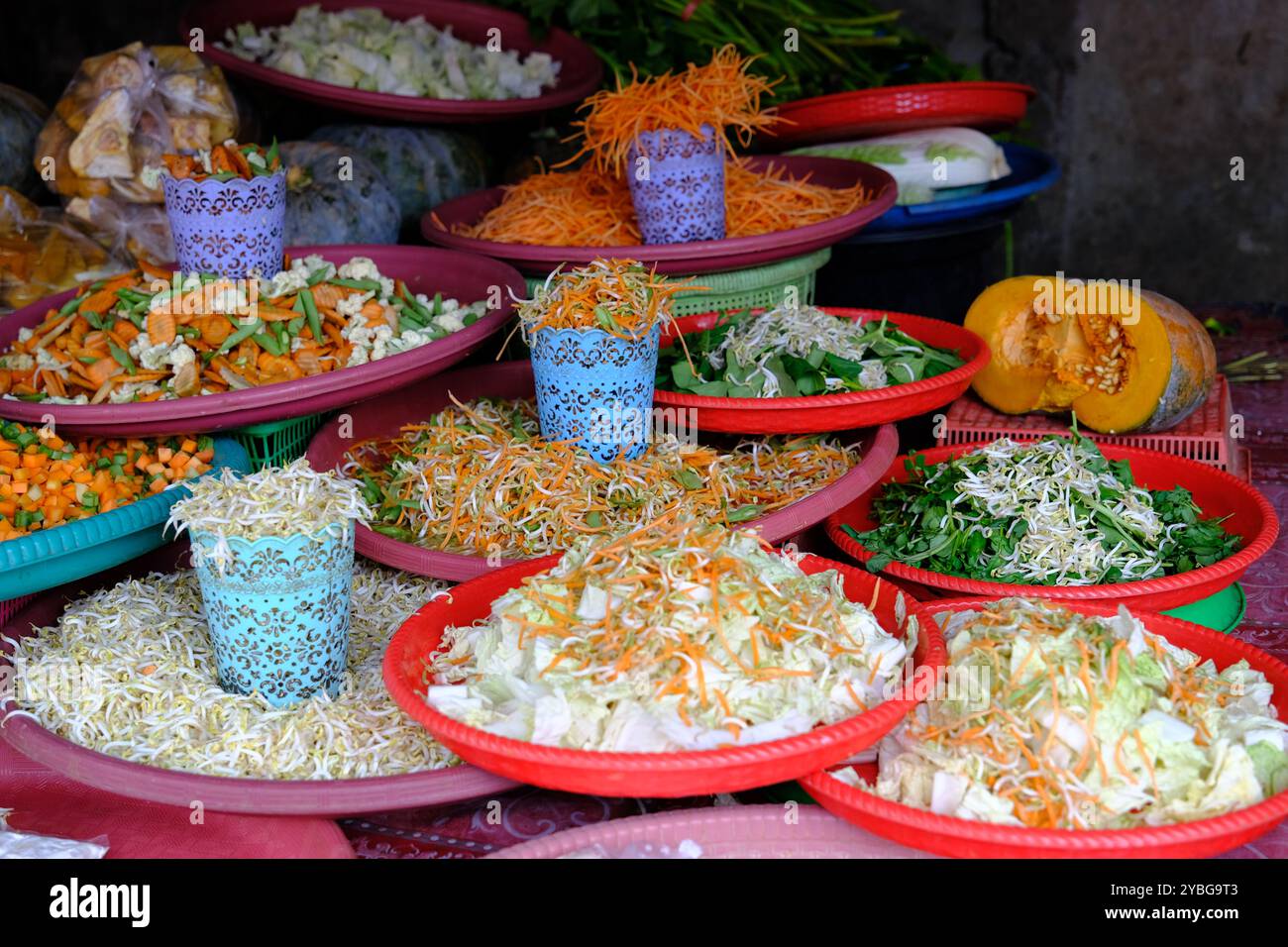 Indonesien Manado - Minahasa Regency - traditioneller Markt Tomohon - Mung Bohnensprossen und Gemüse Stockfoto