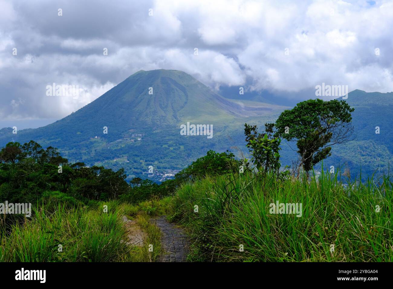 Indonesien Manado - Mount Mahawu - Mahawu Krater und Blick auf den Vulkan Lokon Gipfel Stockfoto