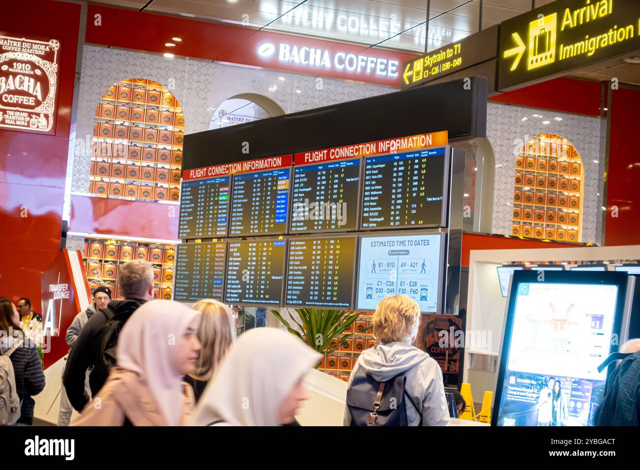 Flughafen Singapur Terminal 3, Informationsbildschirm für Flugverbindungen, Gruppe von Touristen, auf Tableaux mit Fluginformationen Stockfoto