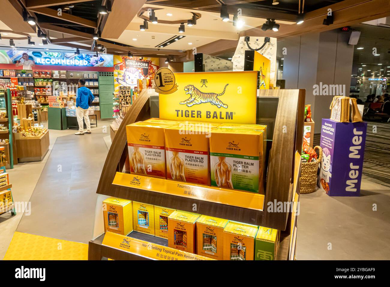 Flughafen Singapur Terminal 3, Tiger Balm Schmerzmittel stehen im Duty-Free-Shop Stockfoto