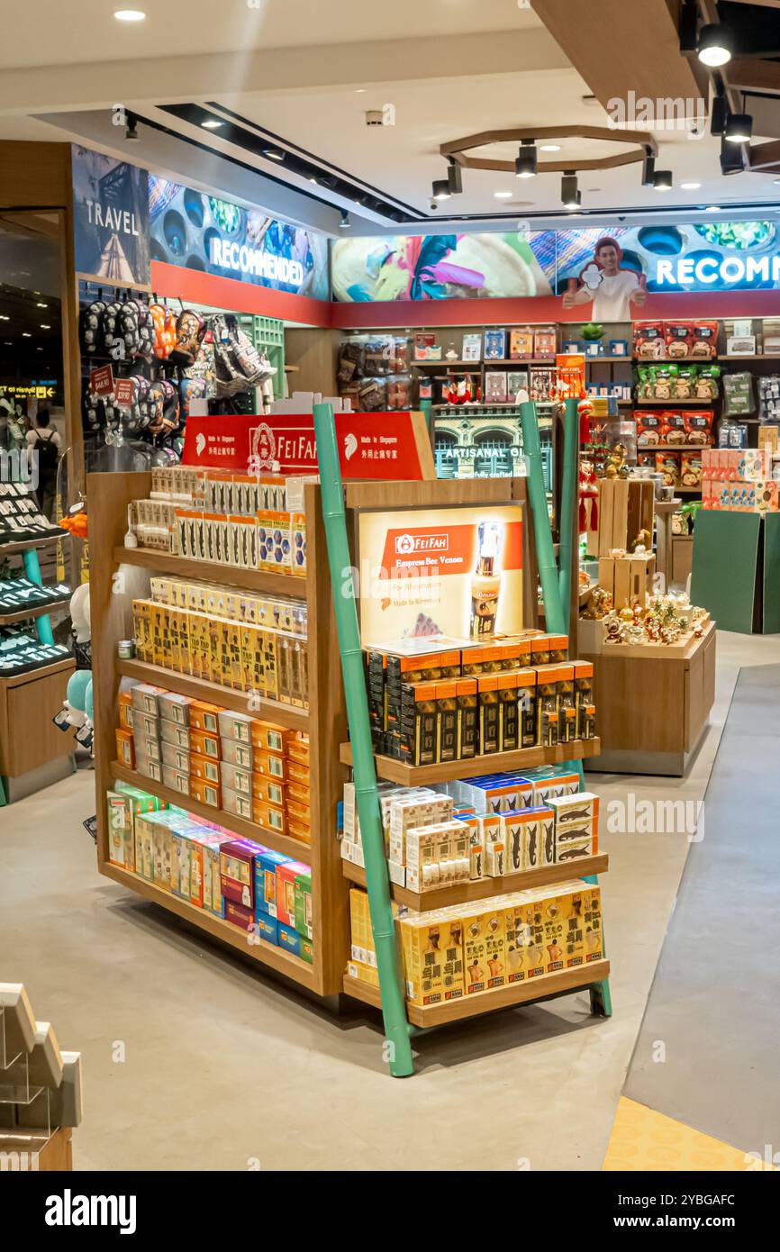 Flughafen Singapur Terminal 3 Duty Free, Fei Fah Medical Chinese Shop für Schmerzlinderung, Krokodilöl, Massagetupfer und Gesundheitsprodukte Stockfoto