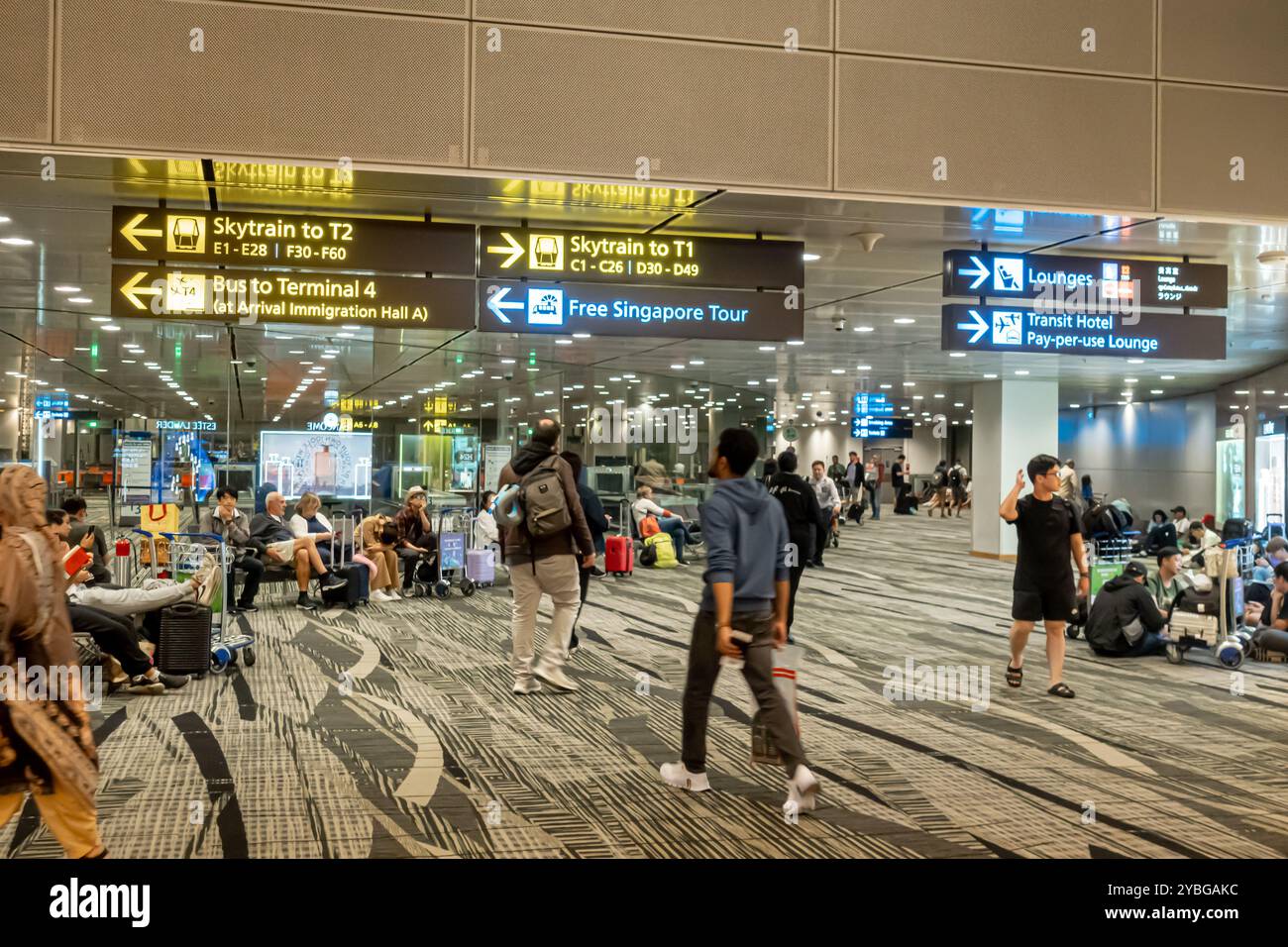 Flughafen Singapur Terminal 3, Touristen, Wegweiser Stockfoto