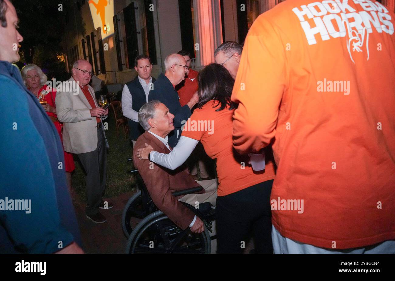 Austin Texas USA, 18. Oktober 2024: Texas Gouverneur GREG ABBOTT begrüßt Gäste bei einer Pep-Rallye im Texas Governor's Mansion am Vorabend eines College-Football-Spiels zwischen den Texas Longhorns und den Georgia Bulldogs. Quelle: Bob Daemmrich/Alamy Live News Stockfoto