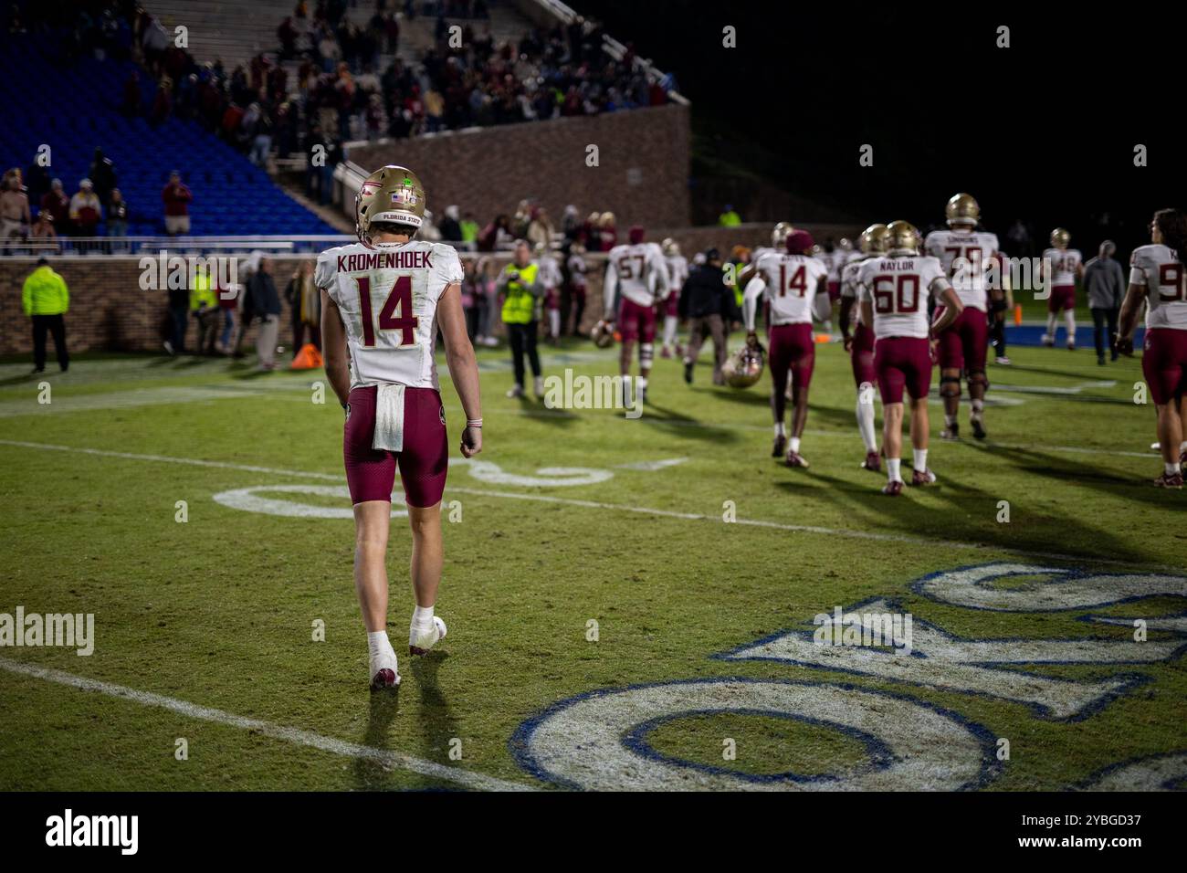 Durham, NC, USA. Oktober 2024. Luke Kromenhoek (14), Quarterback der Florida State Seminoles, verlässt die Flucht, nachdem er im ACC Football Matchup im Wallace Wade Stadium in Durham, NC, gegen Duke Blue Devils verloren hatte. (Scott Kinser/CSM). Quelle: csm/Alamy Live News Stockfoto