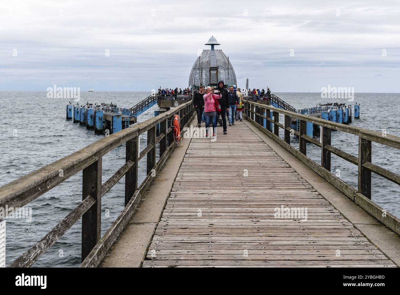 Sellin, Deutschland, 1. August 2019: Berühmte Sellin Seebruecke, Sellin Pier, ein bewölkter Tag im Sommer, Ostseebad Sellin Ferienort, Ostsee, Europa Stockfoto