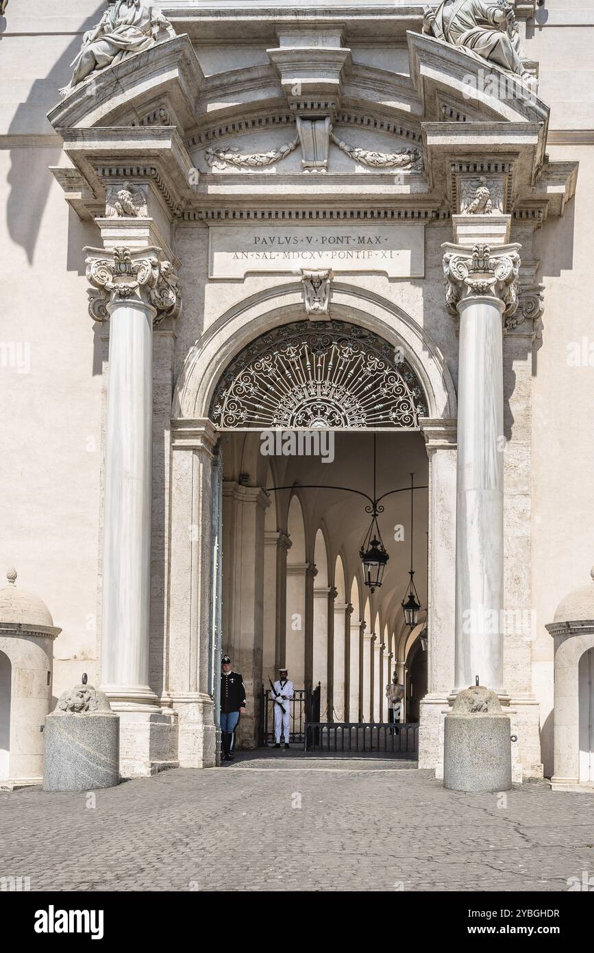 Rom, Italien, 18. August 2016: Soldaten bewachen die Tür des Quirinalpalastes an einem sonnigen Sommertag. Es ist ein historisches Gebäude in Rom, offizielle Residenz Stockfoto