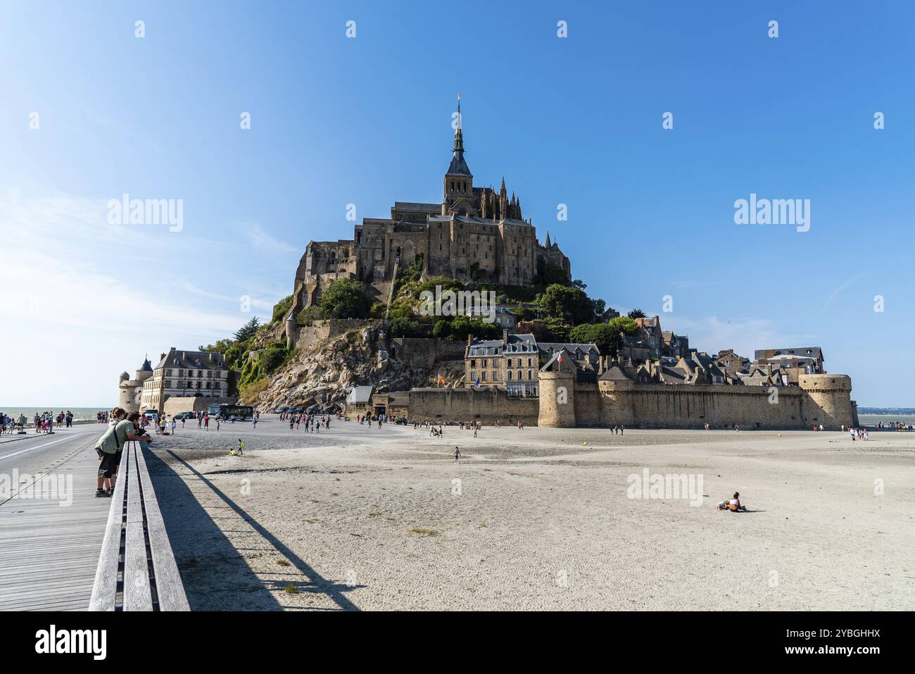 Mont Saint Michel, Frankreich, 25. Juli 2018: Blick auf den Mont Saint-Michel von der Promenade zum Himmel, Europa Stockfoto